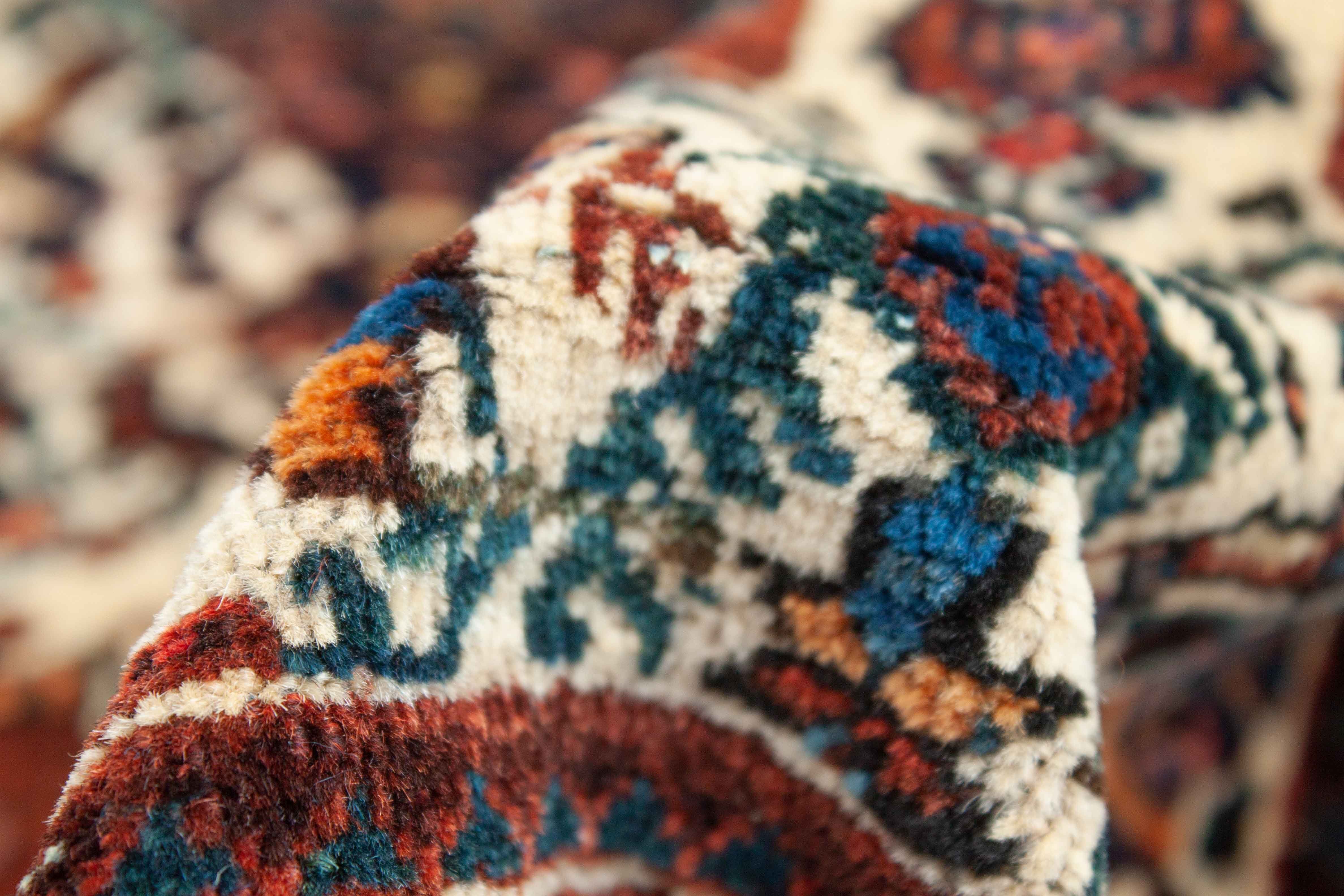 Eine Fotoaufnahme eines Abadeh Teppichs.