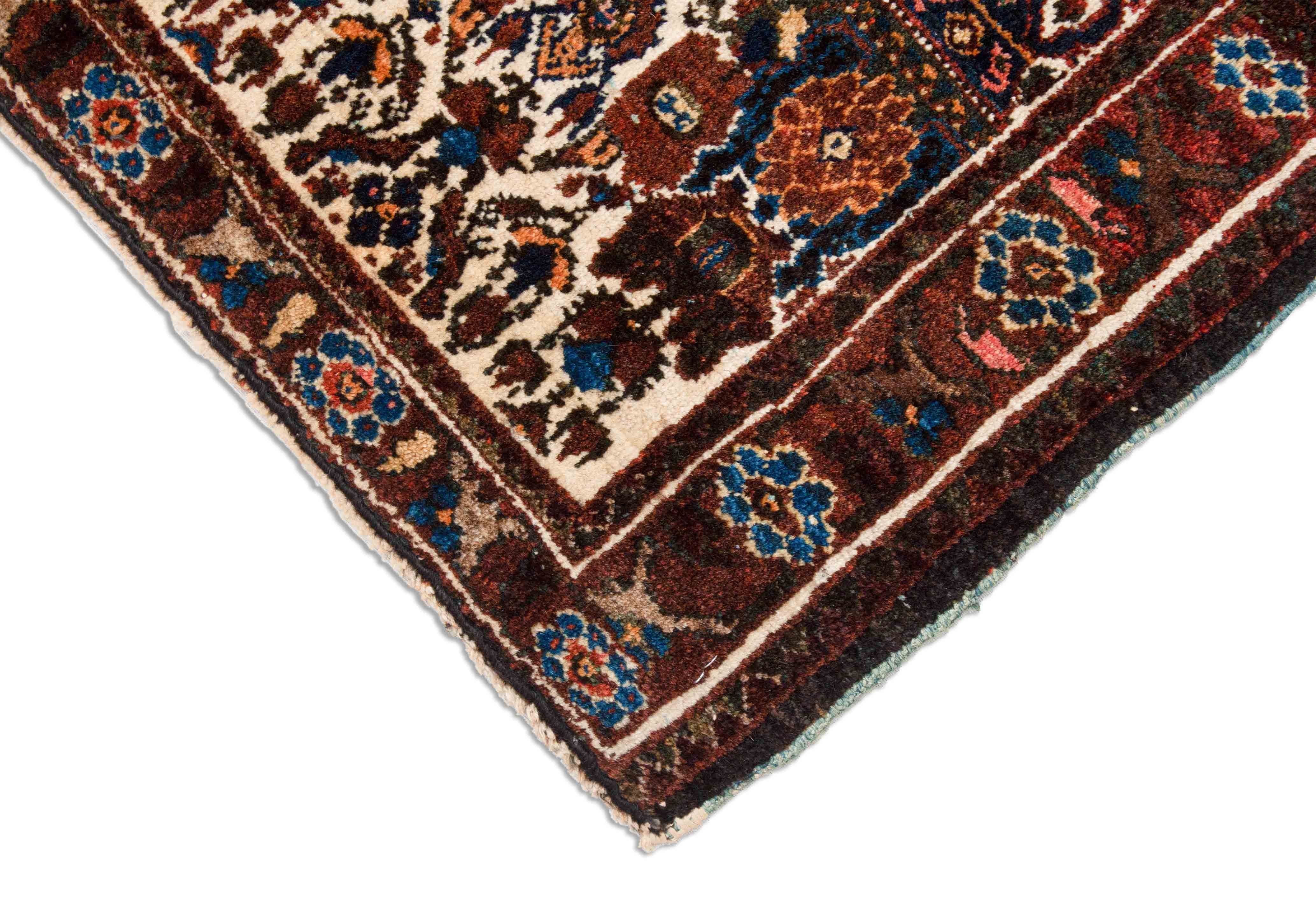 Eine Fotoaufnahme eines Abadeh Teppichs.