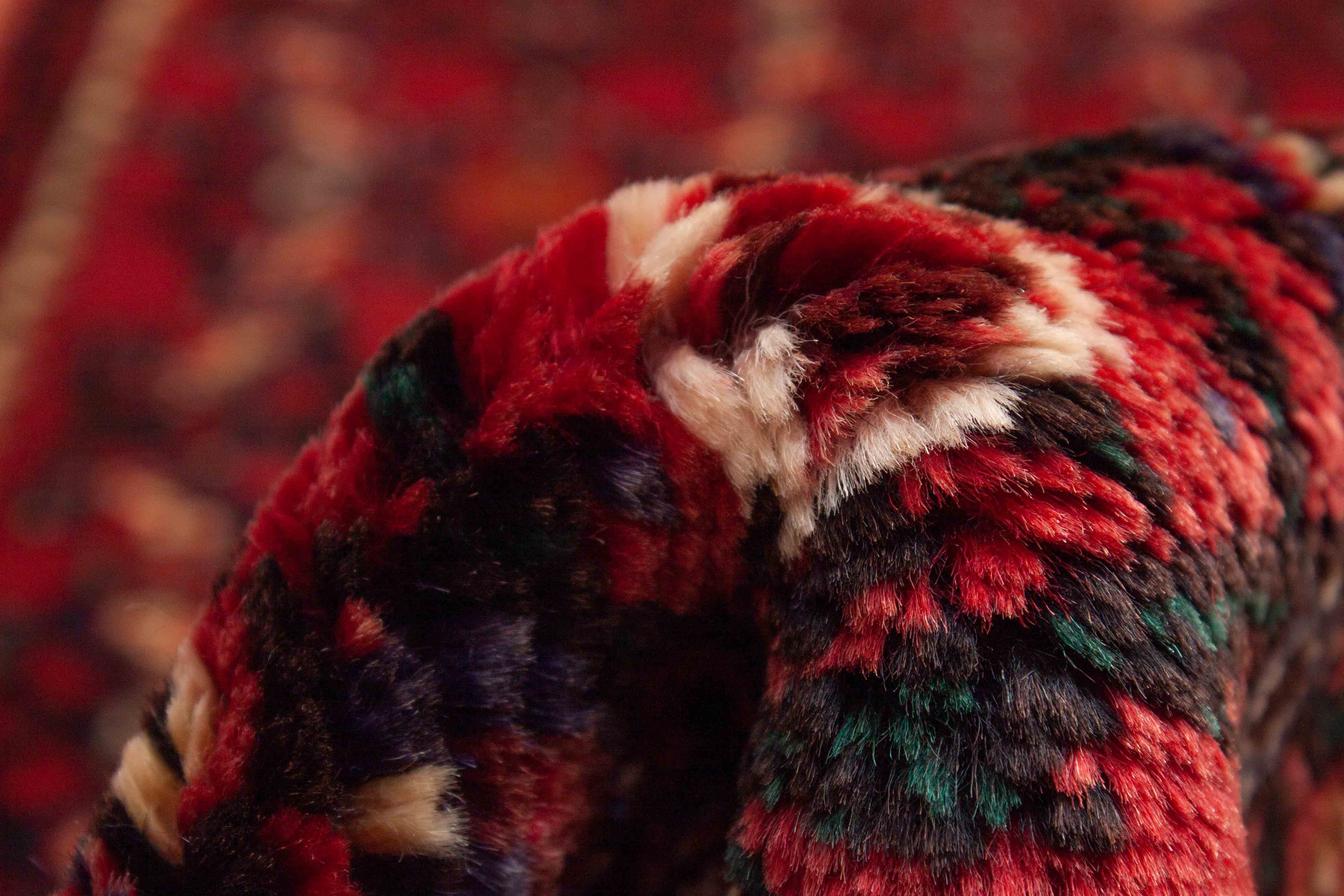 Eine Fotoaufnahme eines Hamadan Teppichs.