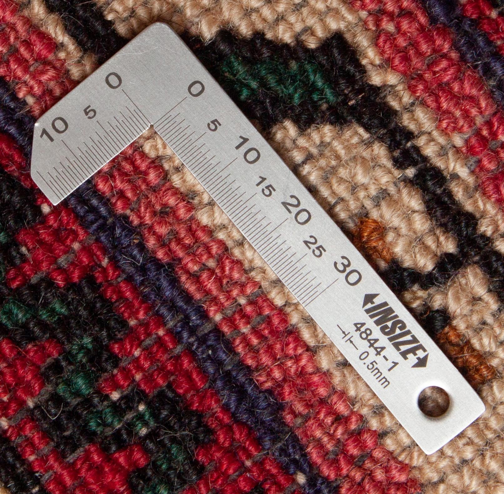 Eine Fotoaufnahme eines Hamadan Teppichs.