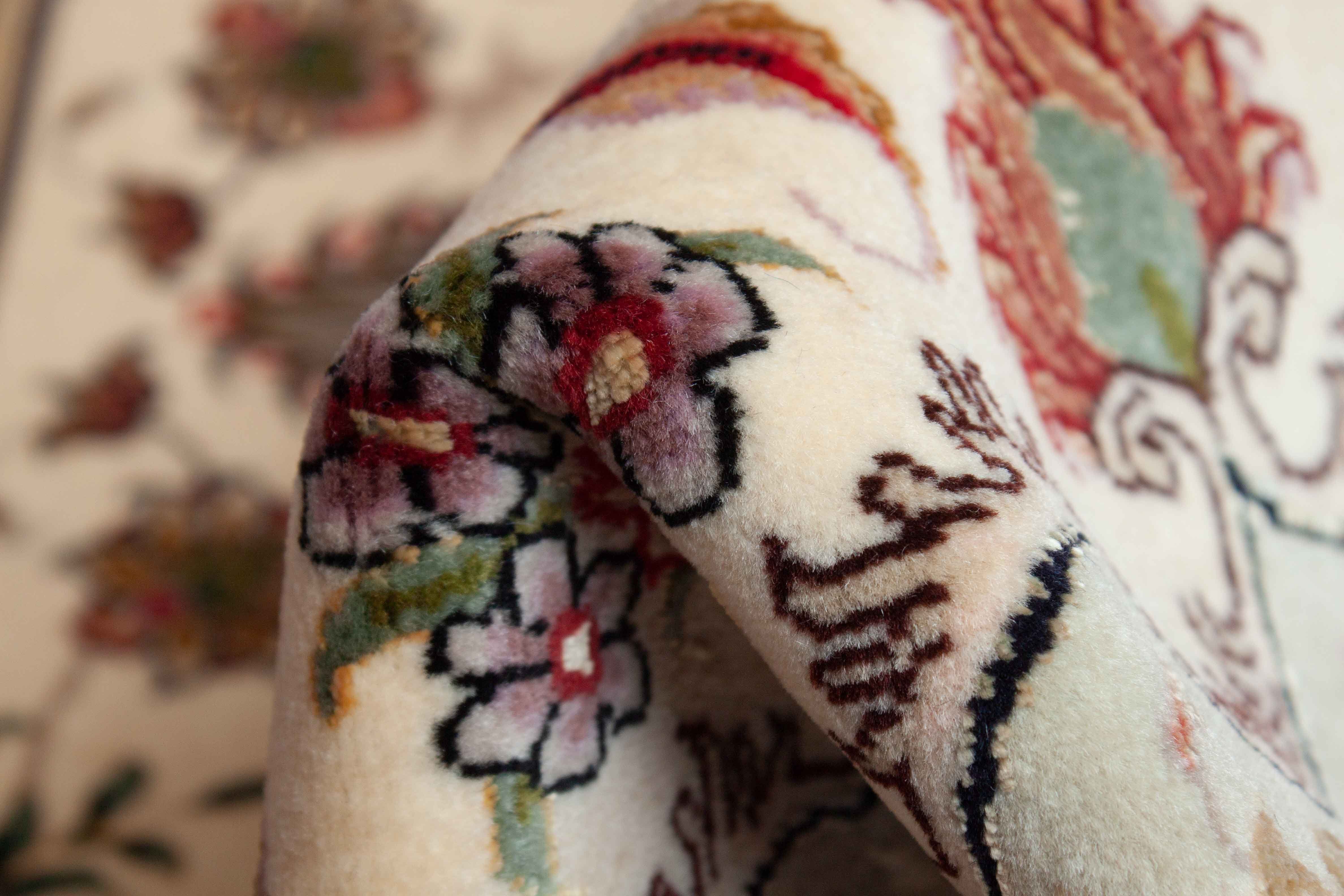 Eine Fotoaufnahme eines Täbriz Teppichs.