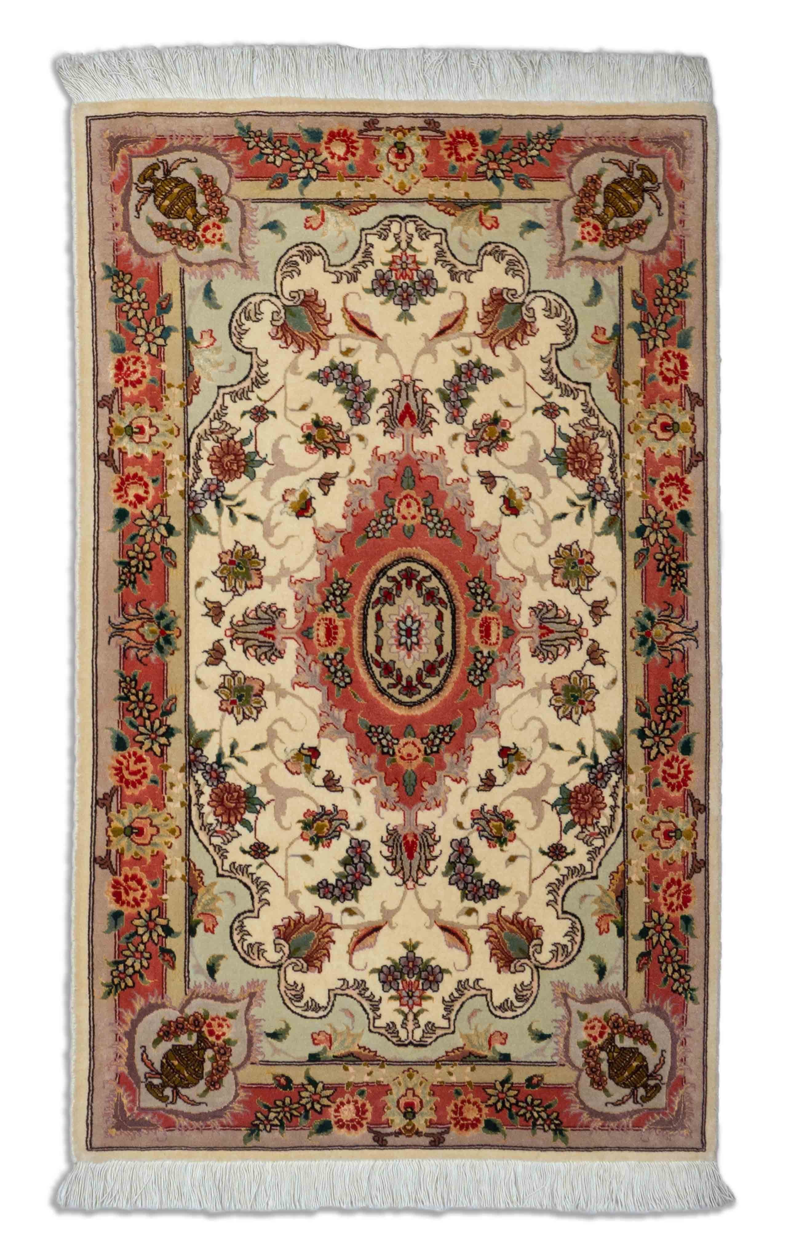 Eine Fotoaufnahme eines Täbriz Teppichs.