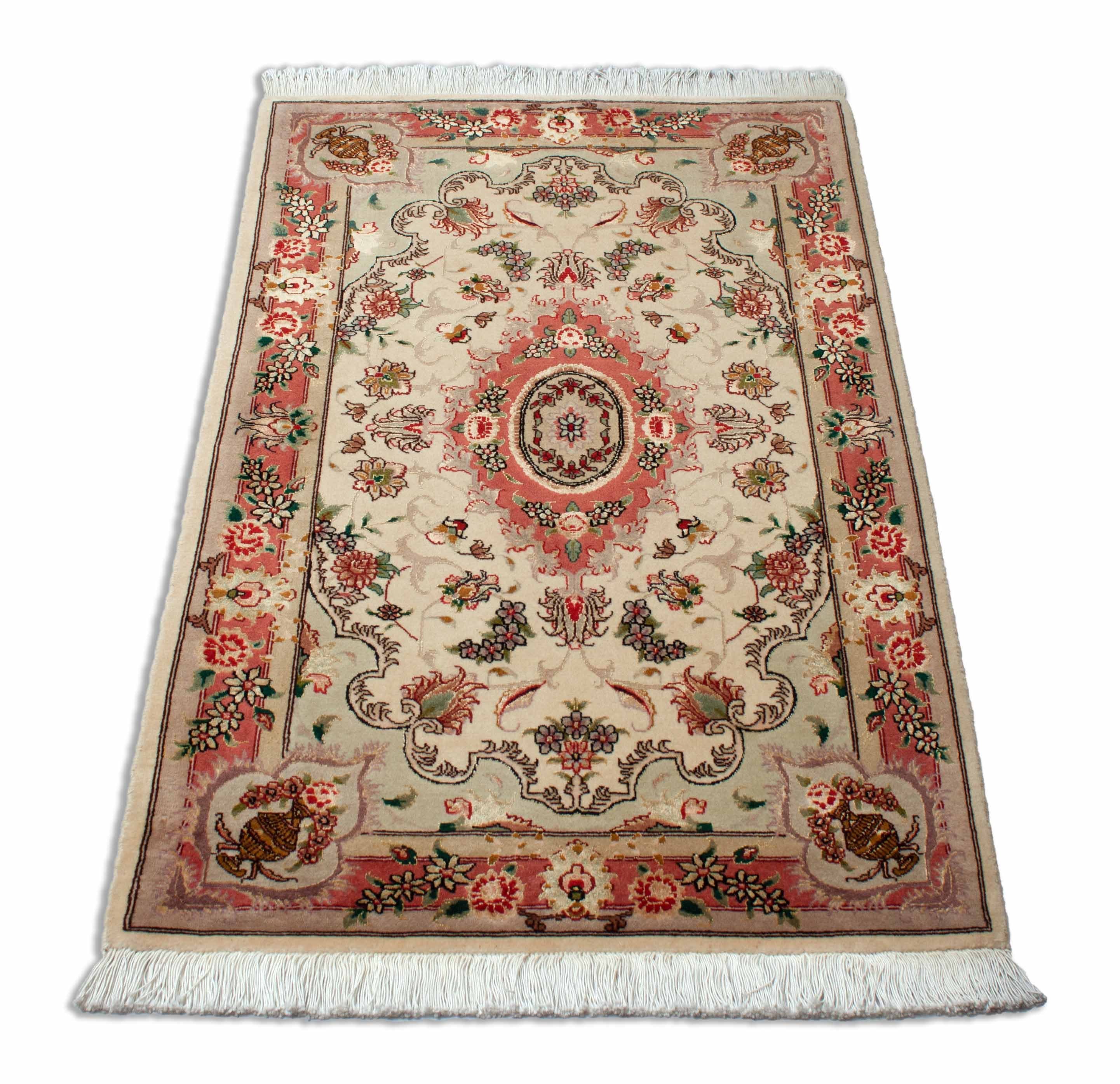 Eine Fotoaufnahme eines Täbriz Teppichs.