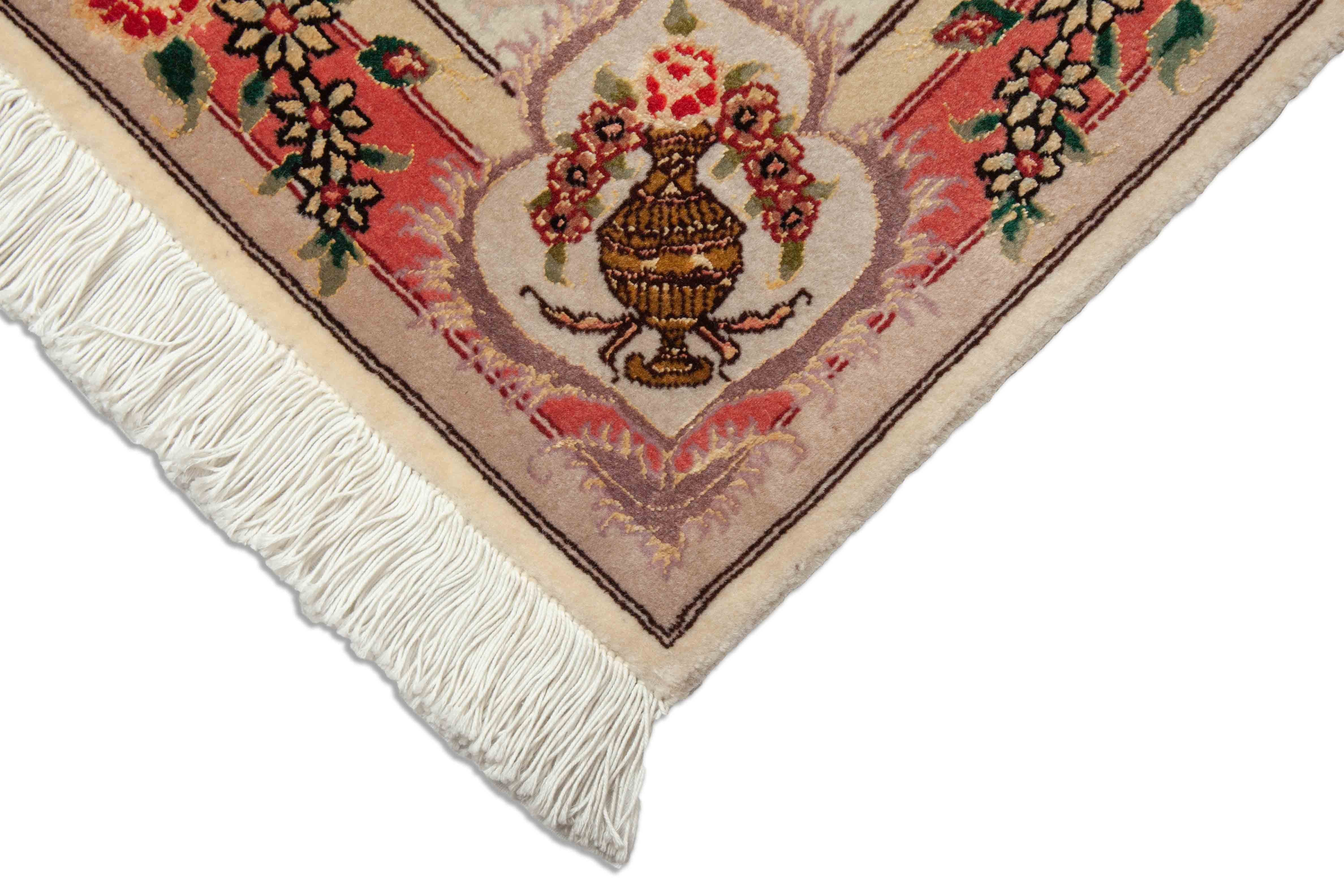 Eine Fotoaufnahme eines Täbriz Teppichs.