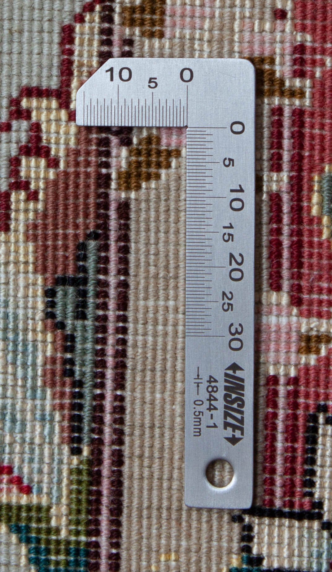 Eine Fotoaufnahme eines Täbriz Teppichs.