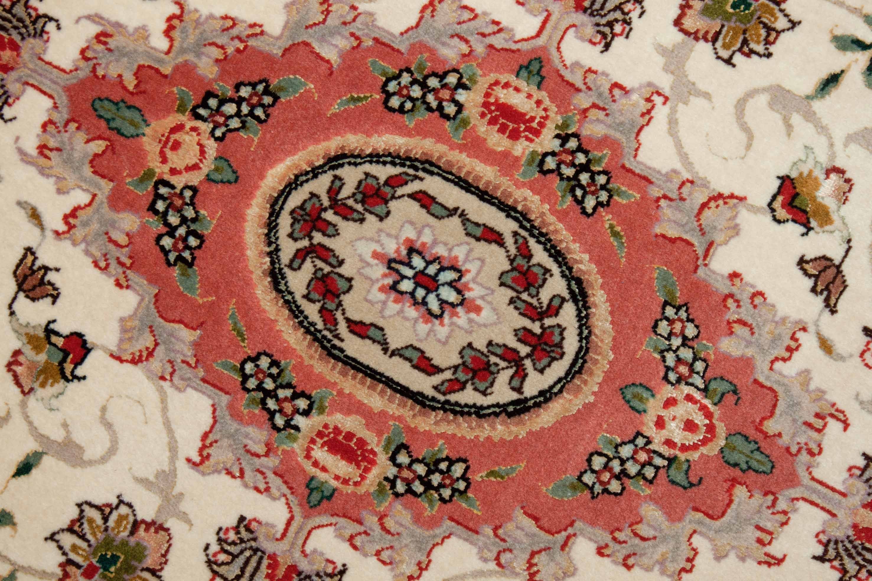 Eine Fotoaufnahme eines Täbriz Teppichs.