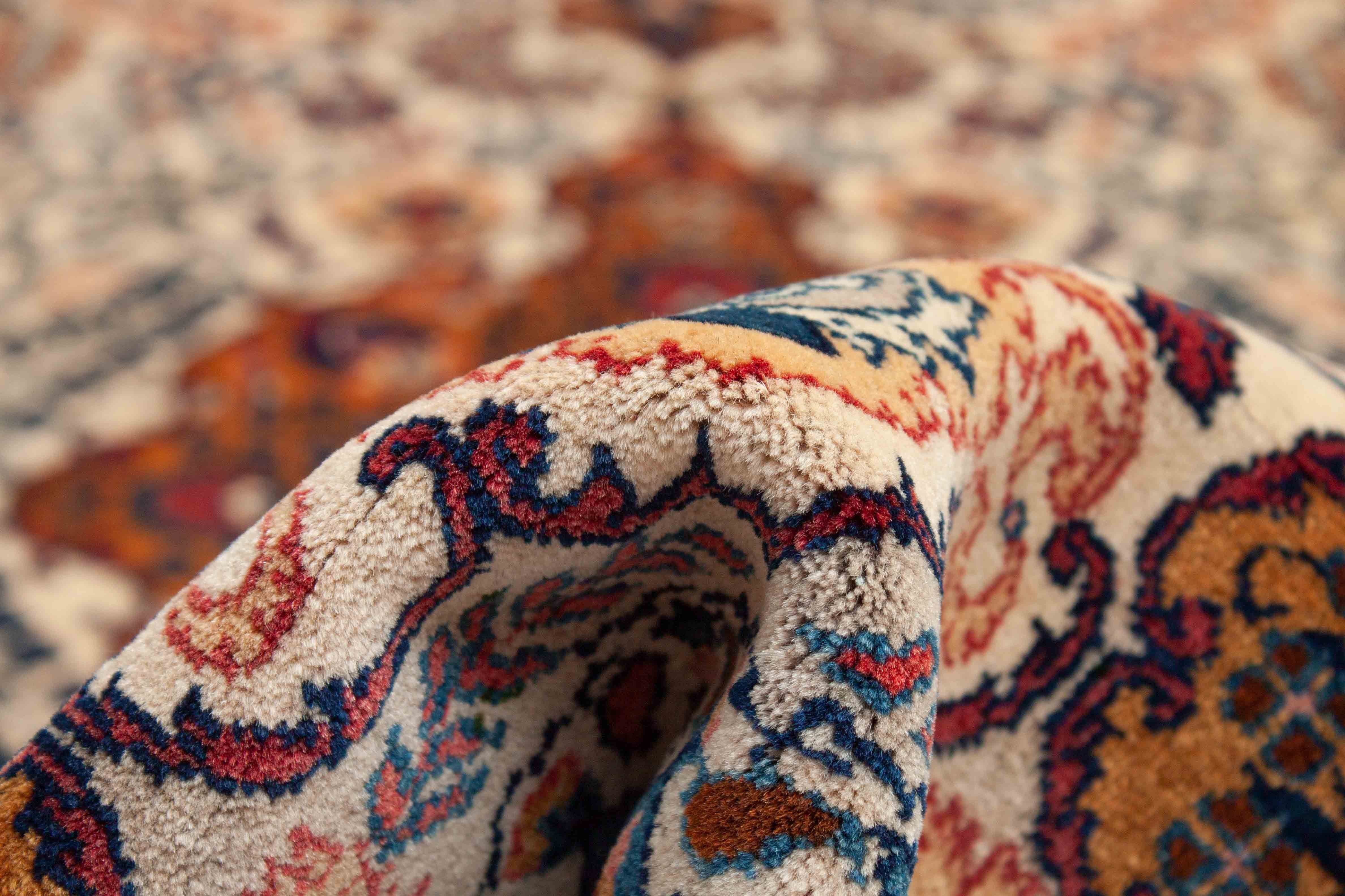 Eine Fotoaufnahme eines Keshan Teppichs.