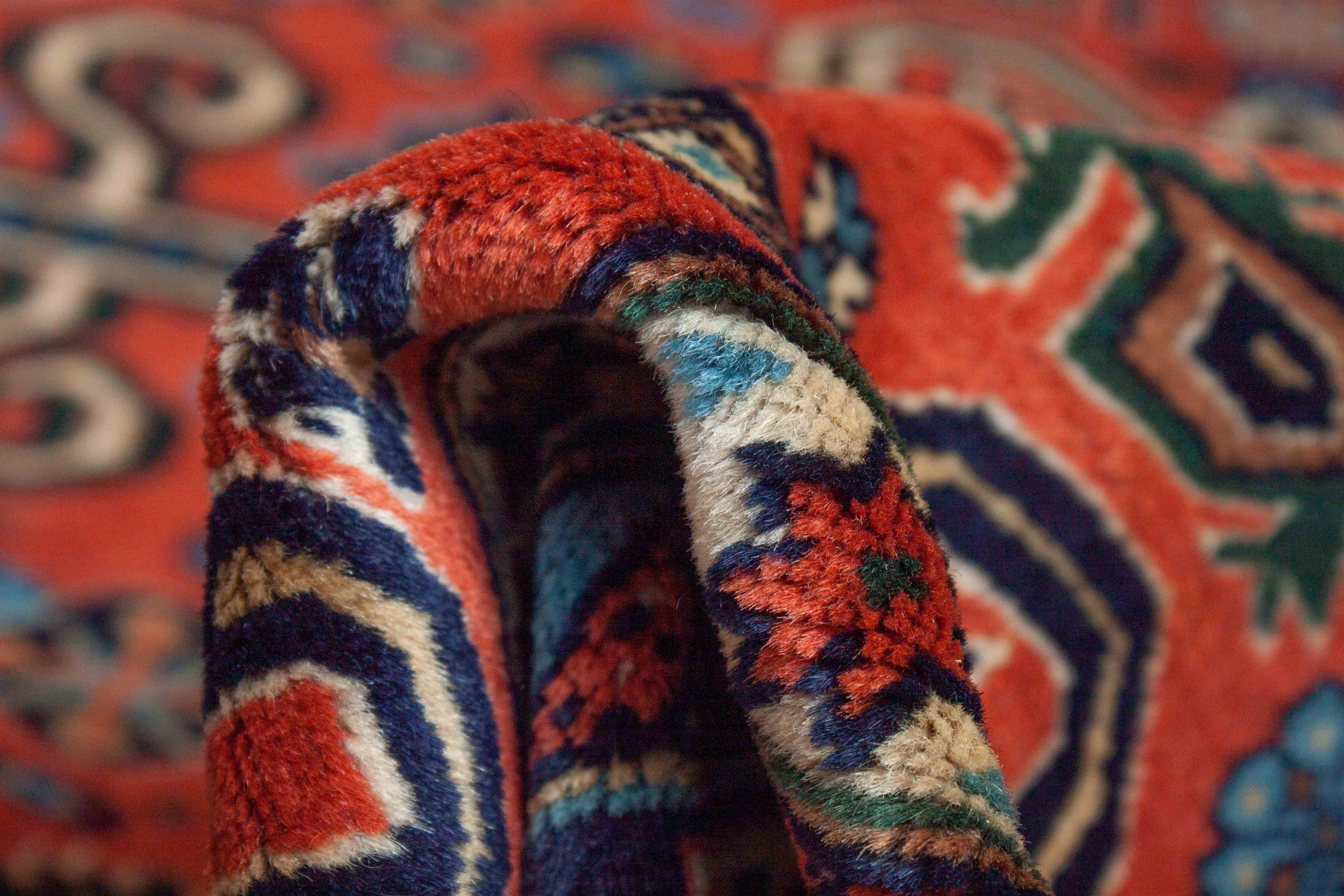 Eine Fotoaufnahme eines Schirwan Teppichs.