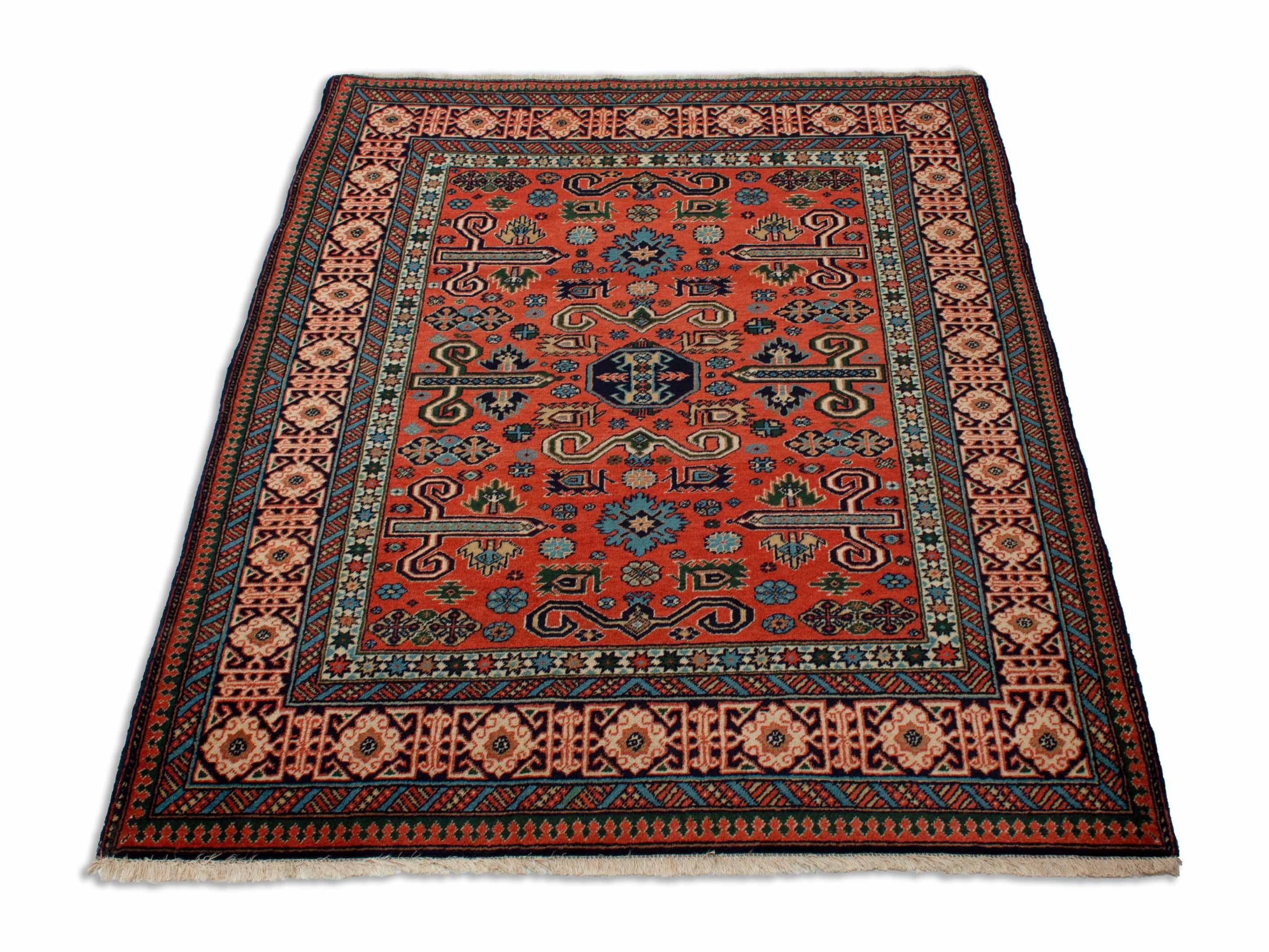 Eine Fotoaufnahme eines Schirwan Teppichs.