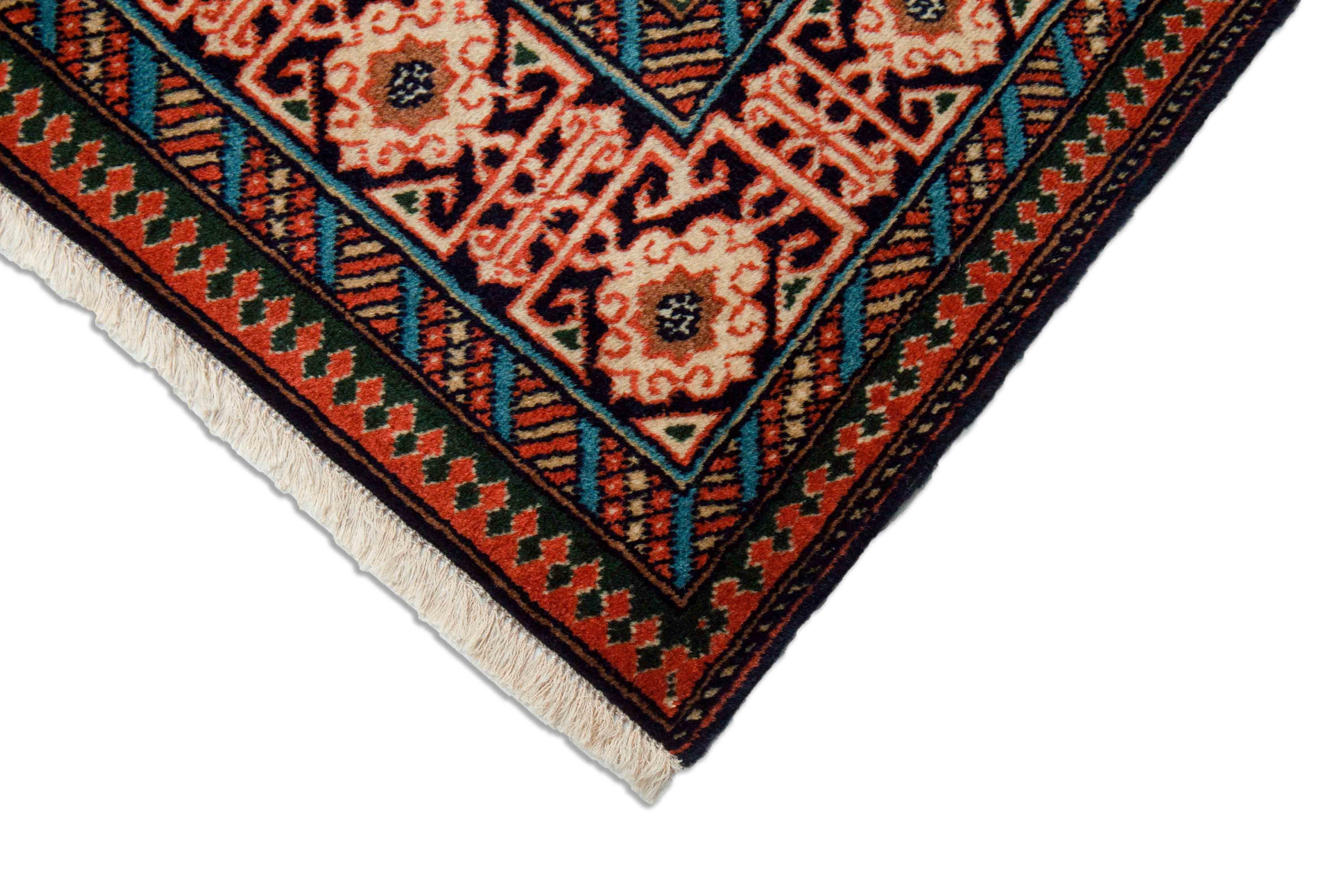 Eine Fotoaufnahme eines Schirwan Teppichs.