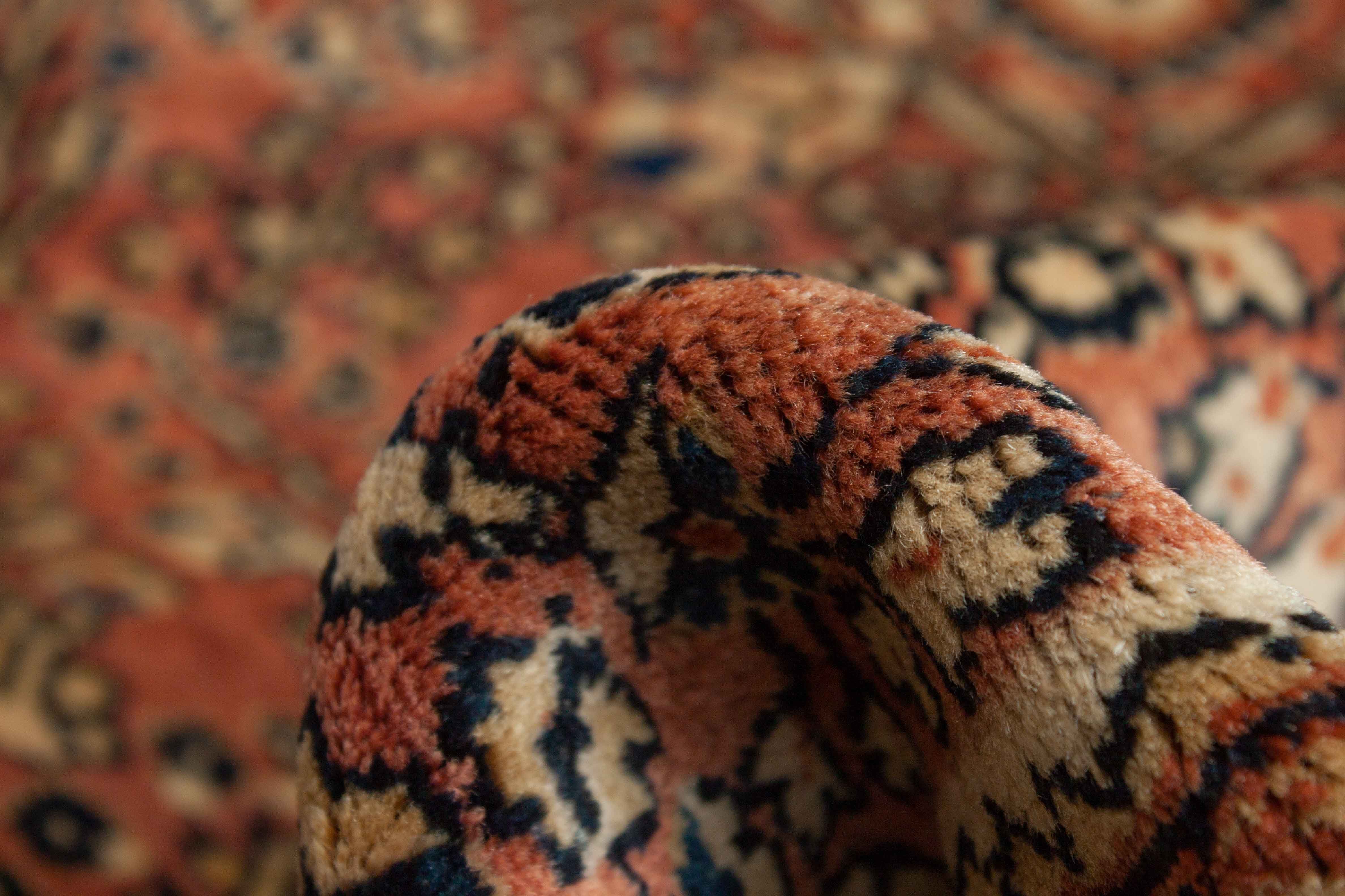 Eine Fotoaufnahme eines Re-Import Sarough Teppichs.