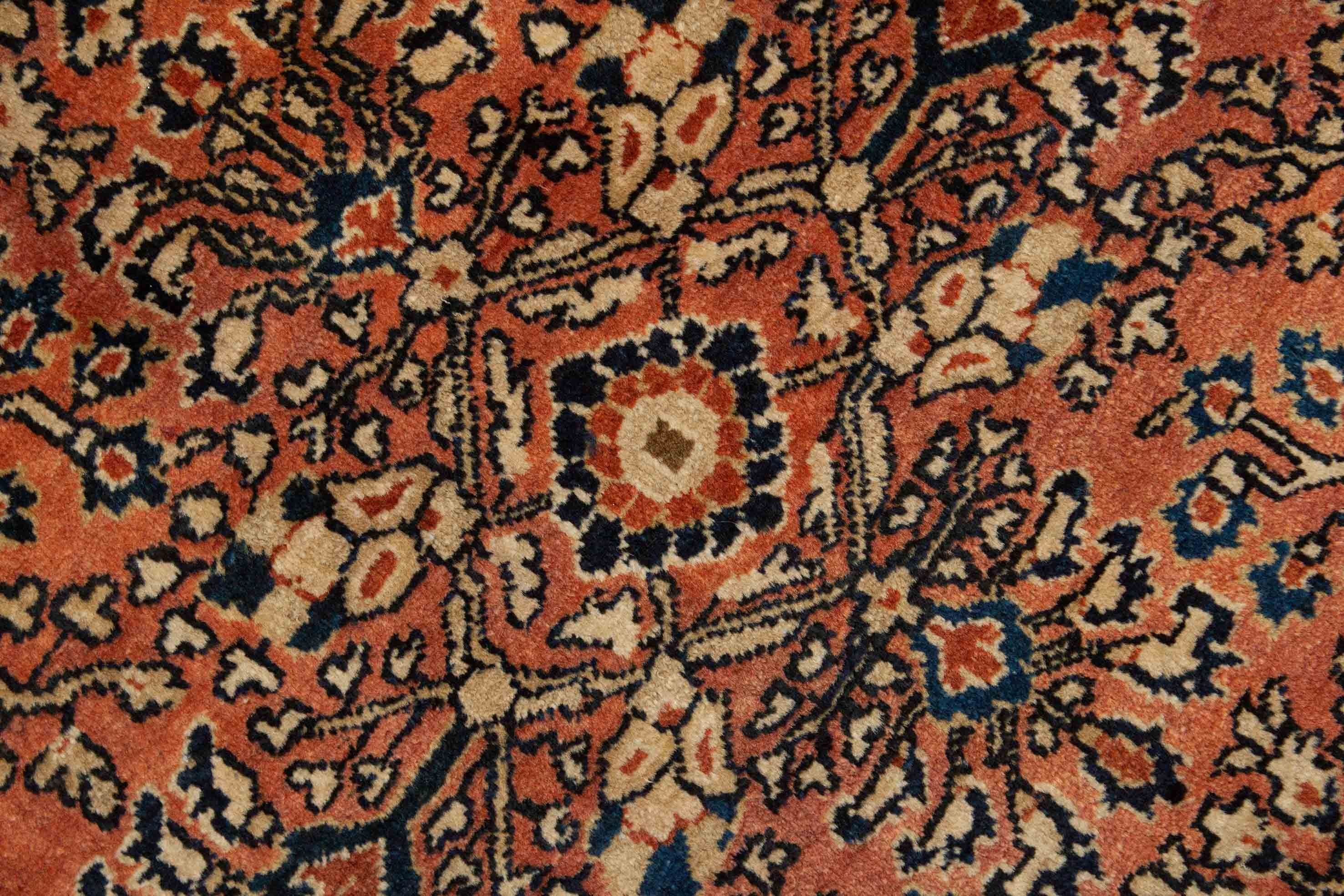 Eine Fotoaufnahme eines Re-Import Sarough Teppichs.