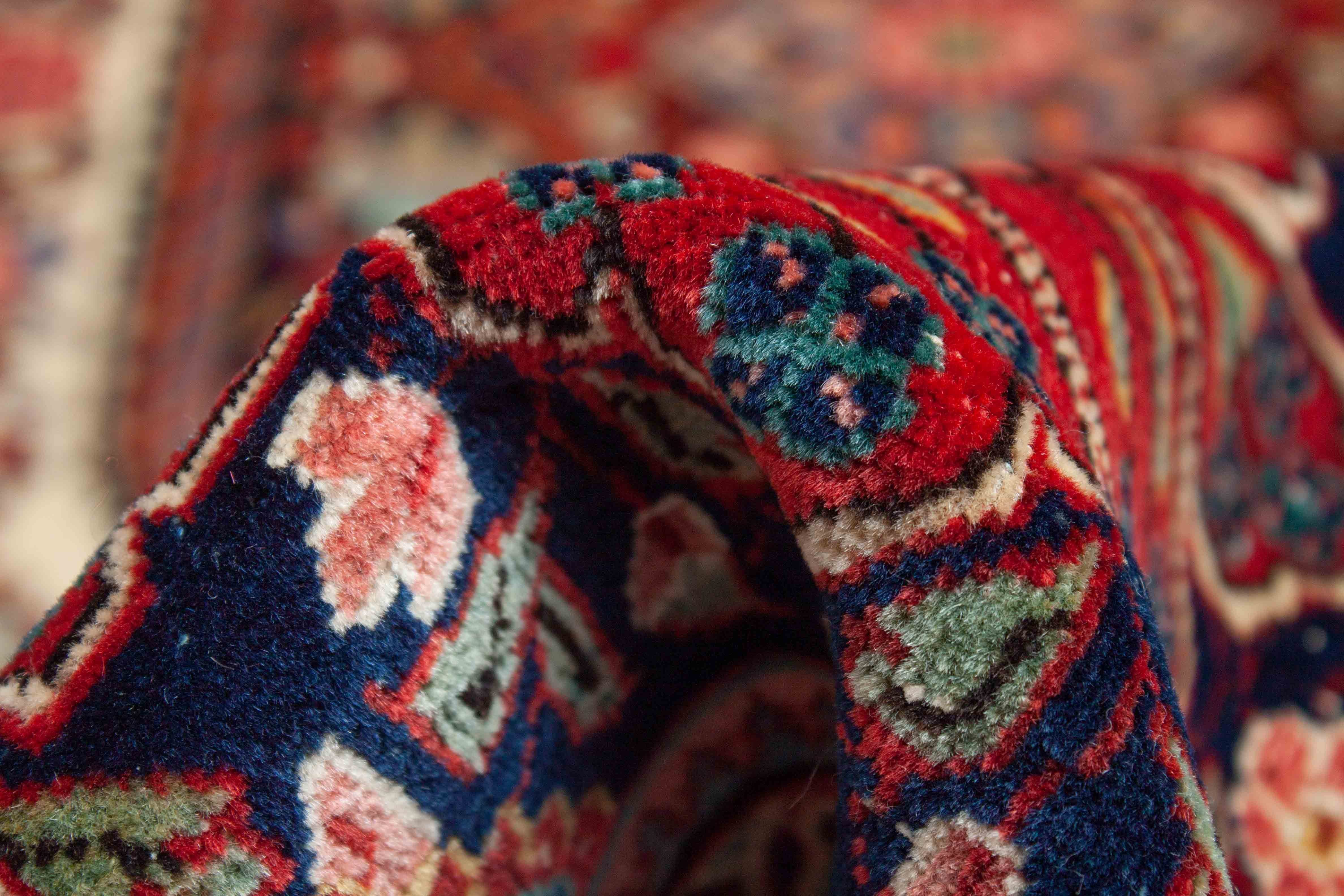 Eine Fotoaufnahme eines Sarough Teppichs.