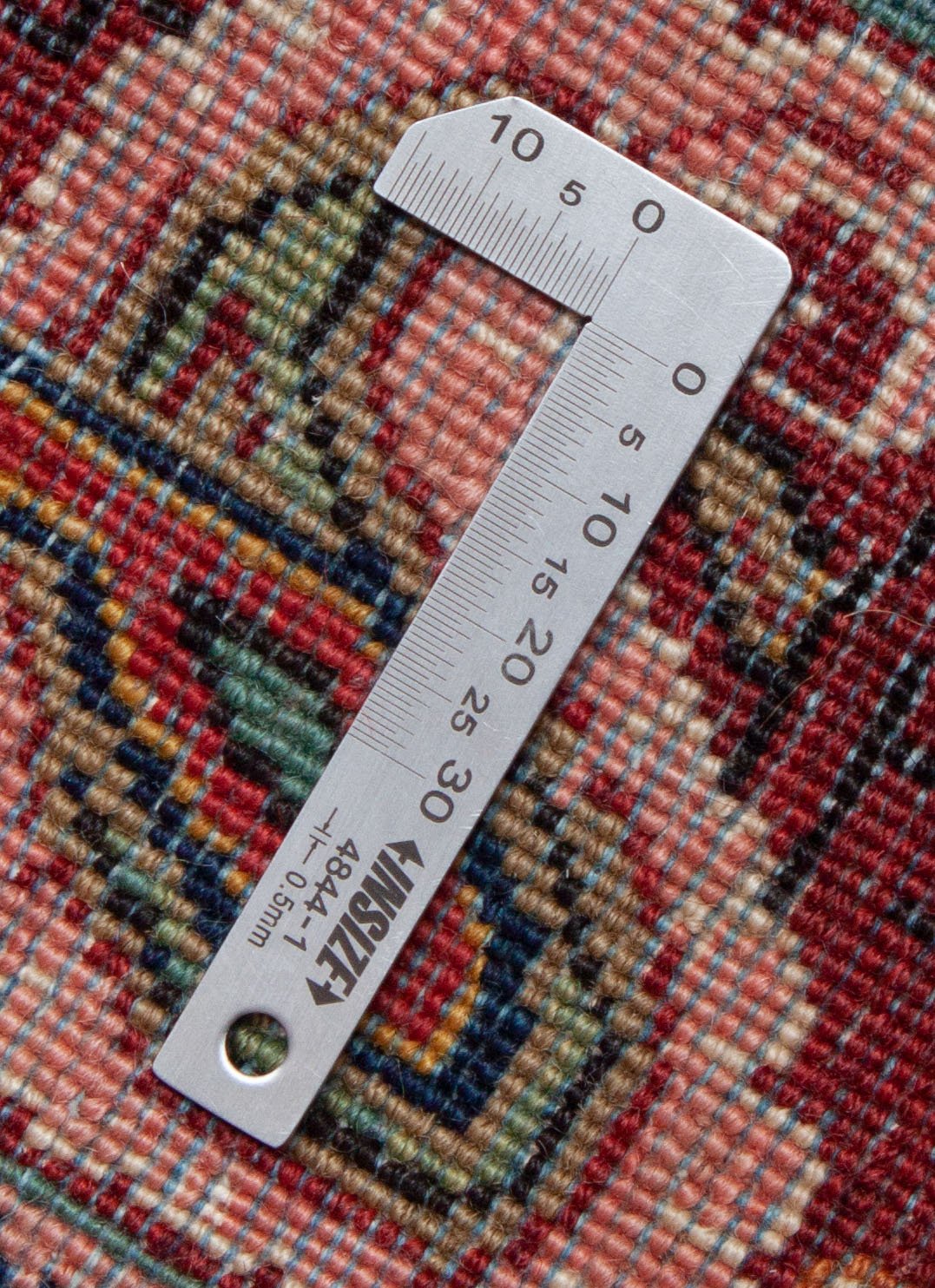 Eine Fotoaufnahme eines Sarough Teppichs.