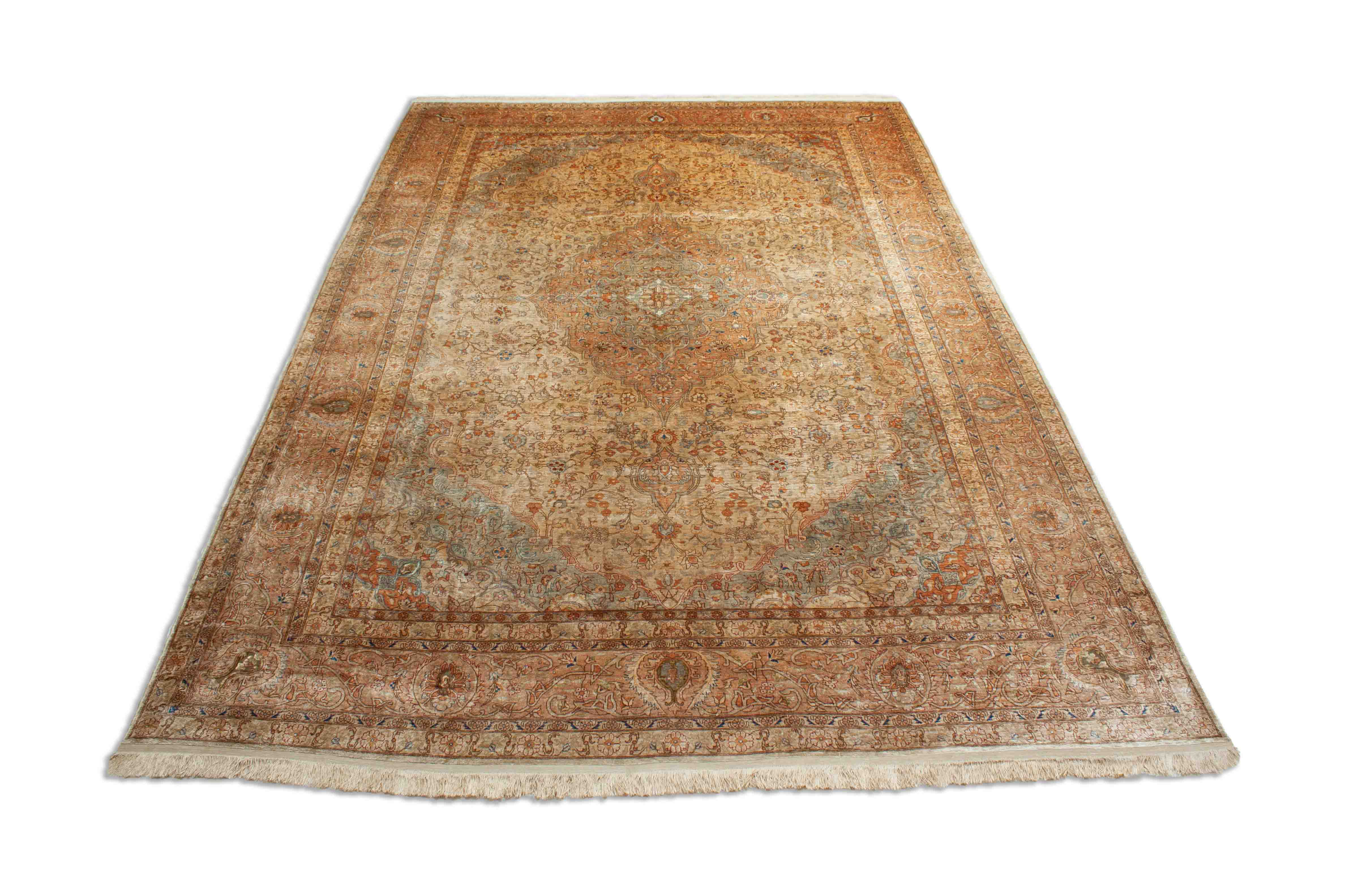 Eine Fotoaufnahme eines Hereke Teppichs.