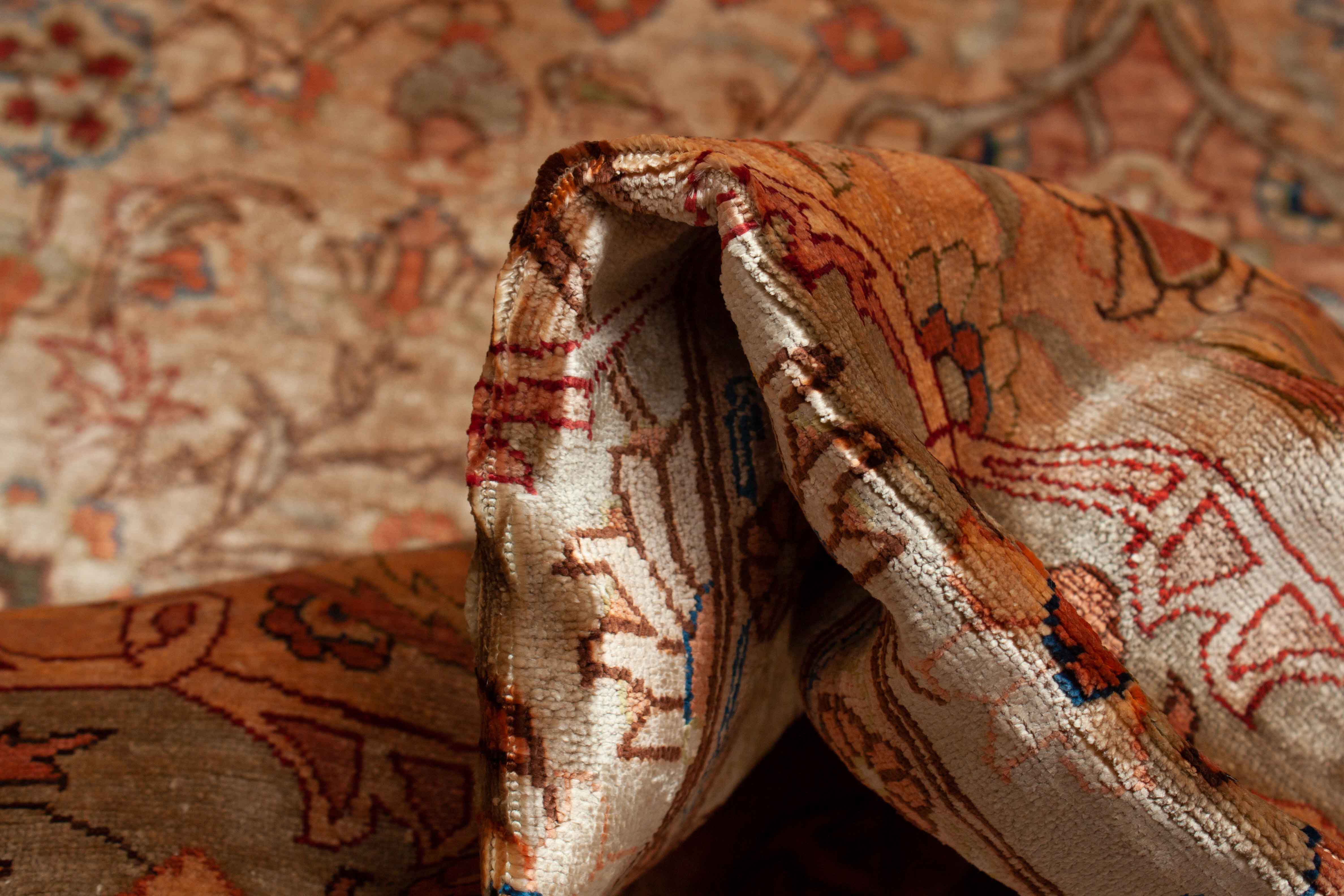 Eine Fotoaufnahme eines Hereke Teppichs.