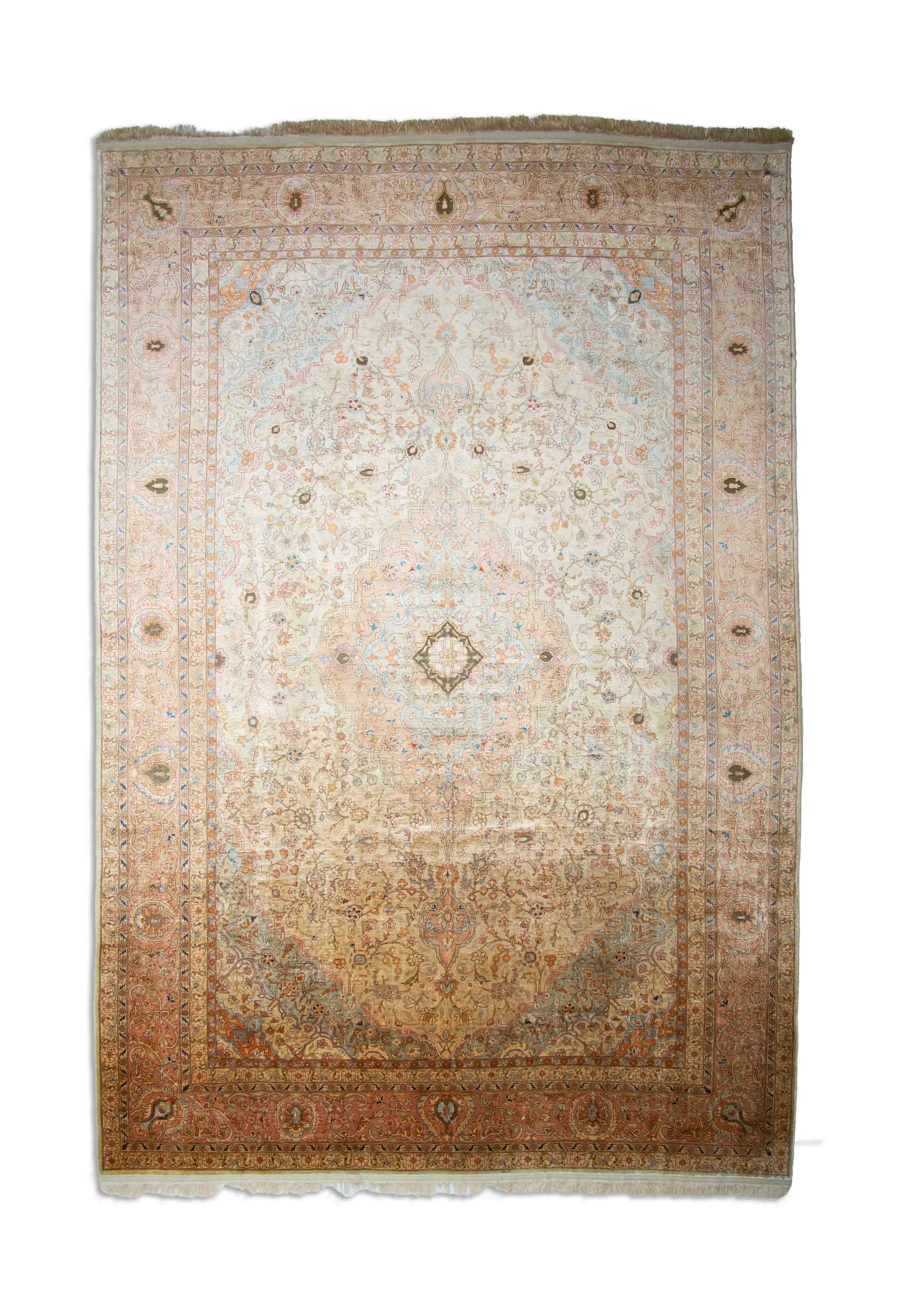 Eine Fotoaufnahme eines Hereke Teppichs.