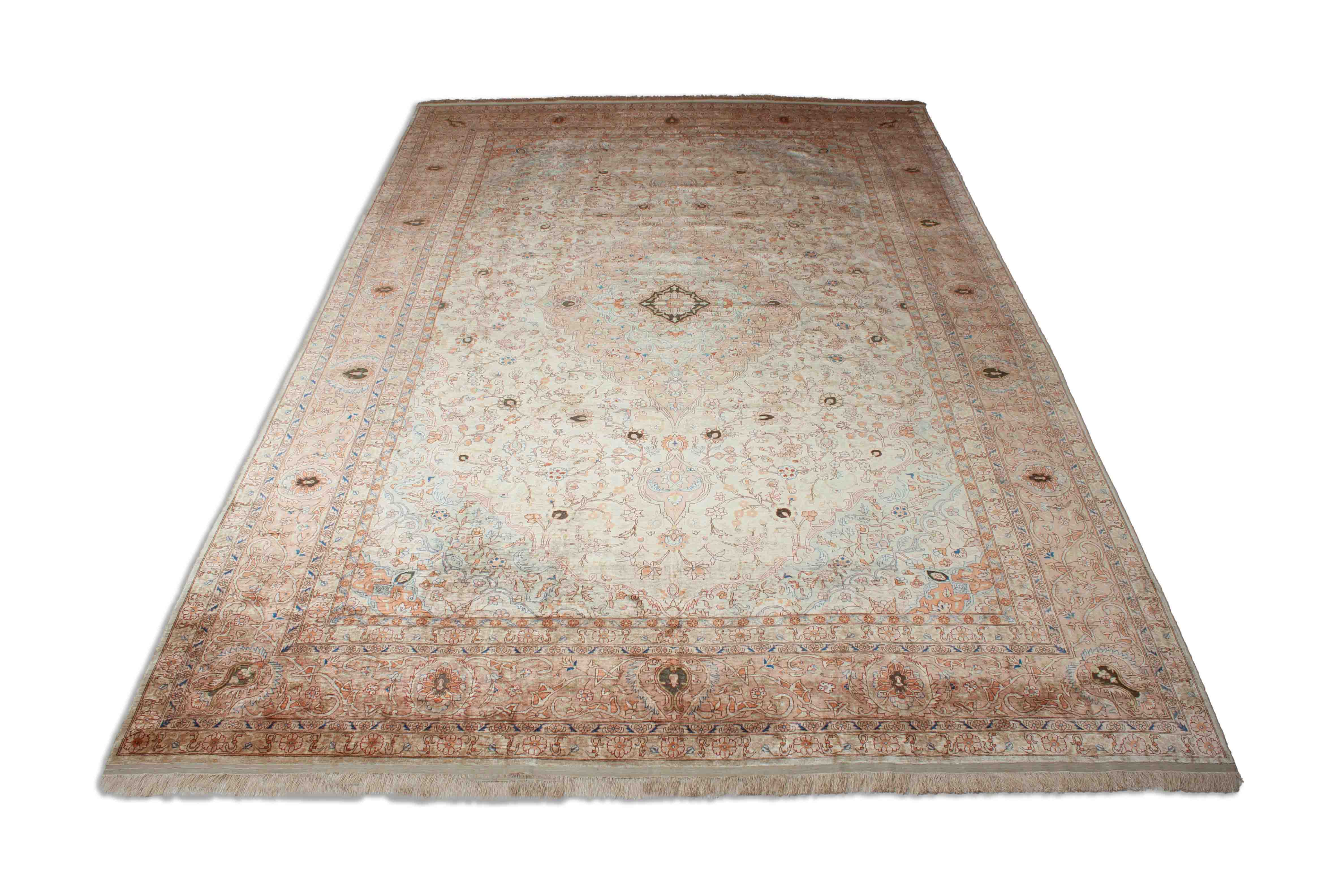 Eine Fotoaufnahme eines Hereke Teppichs.