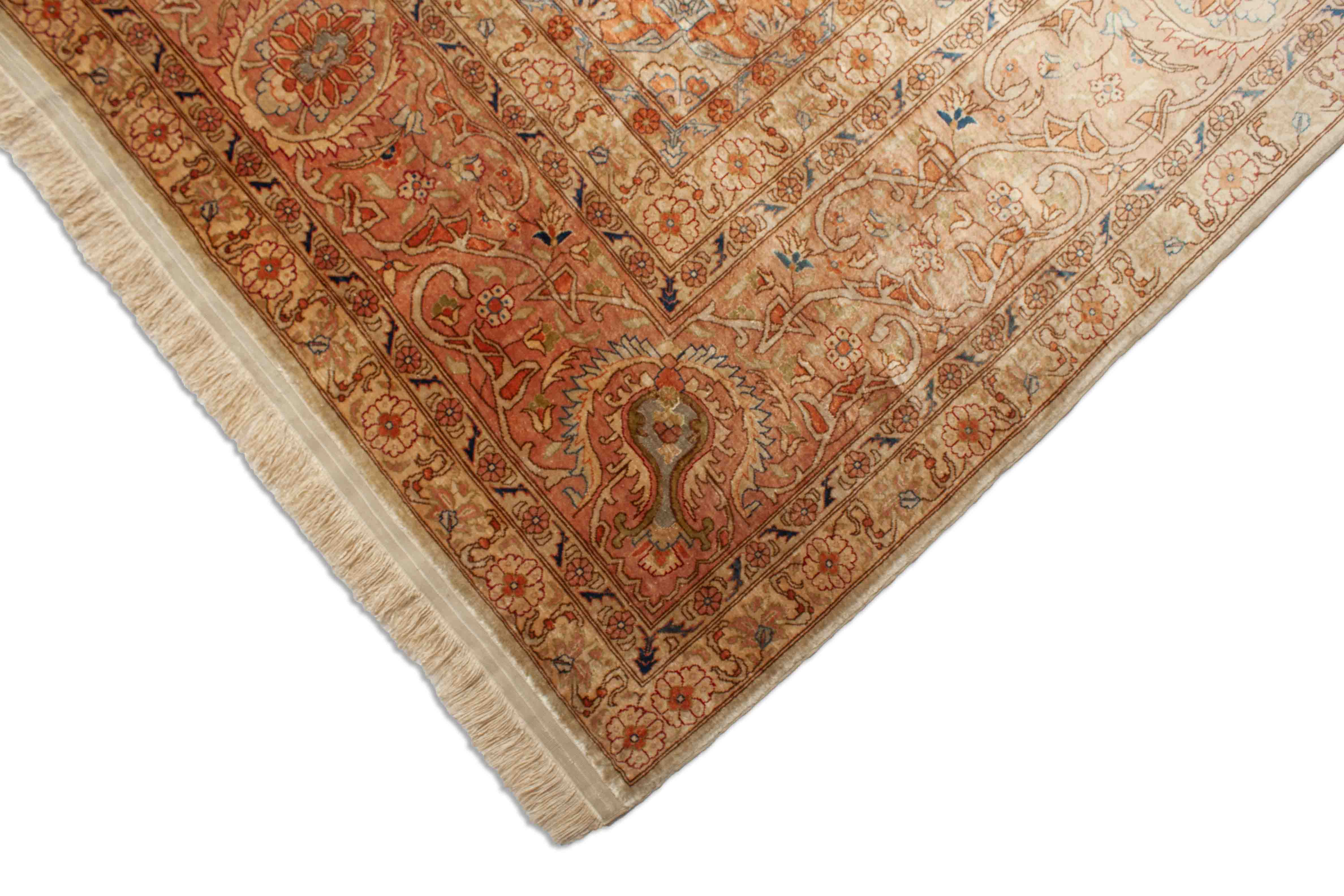 Eine Fotoaufnahme eines Hereke Teppichs.