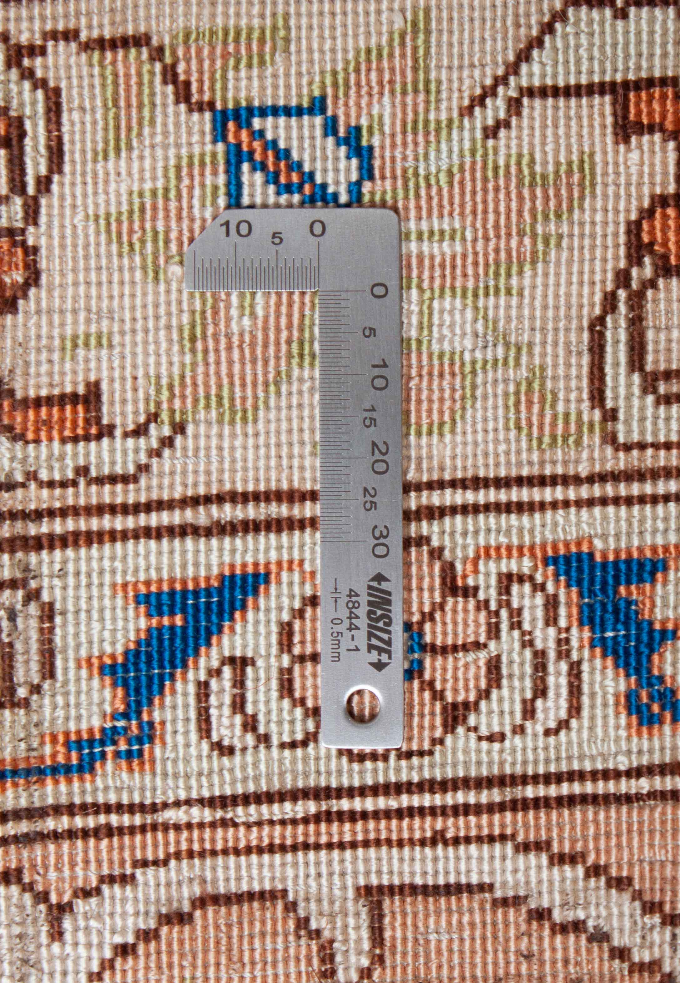 Eine Fotoaufnahme eines Hereke Teppichs.