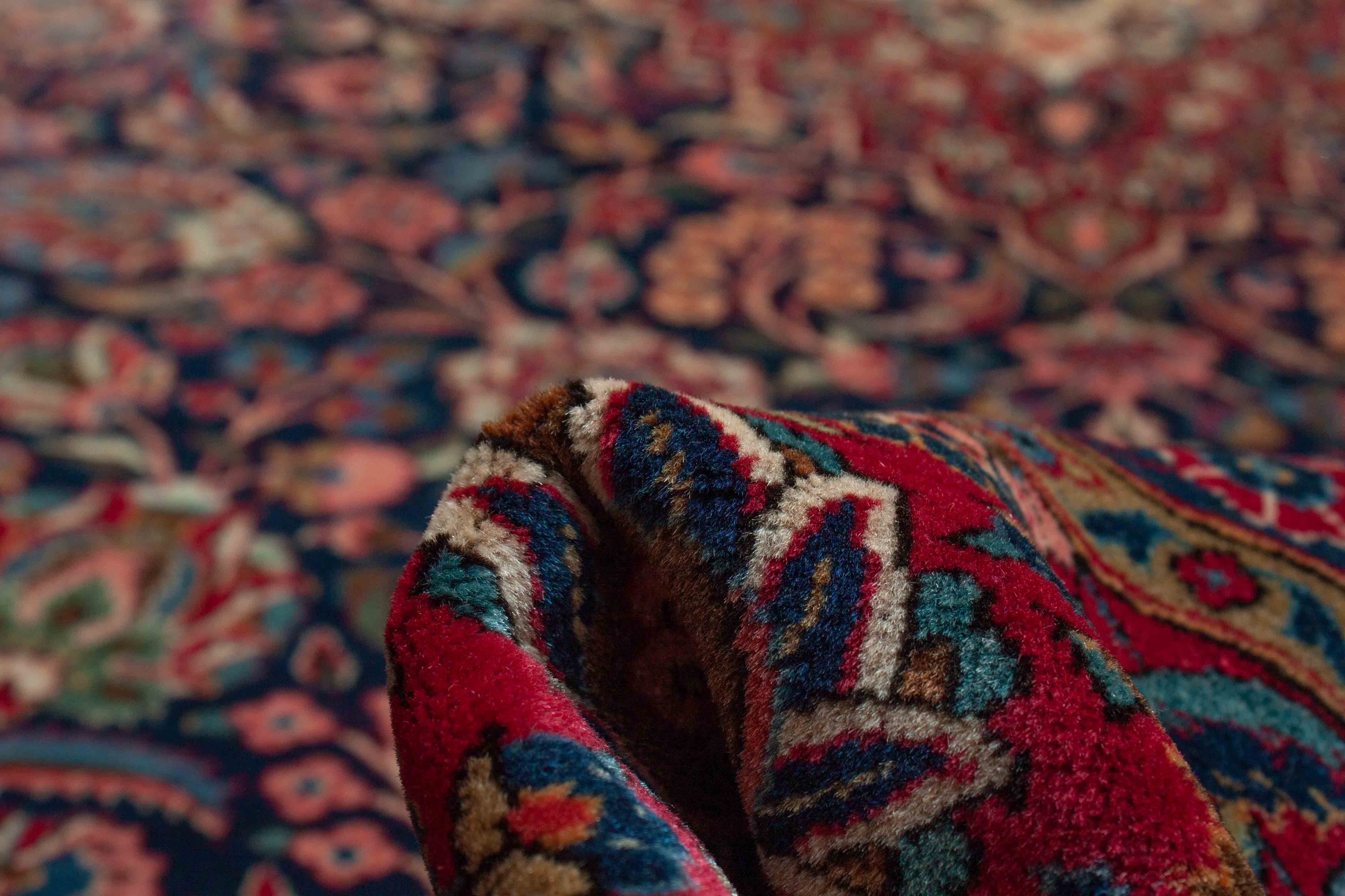 Eine Fotoaufnahme eines Keshan Teppichs.