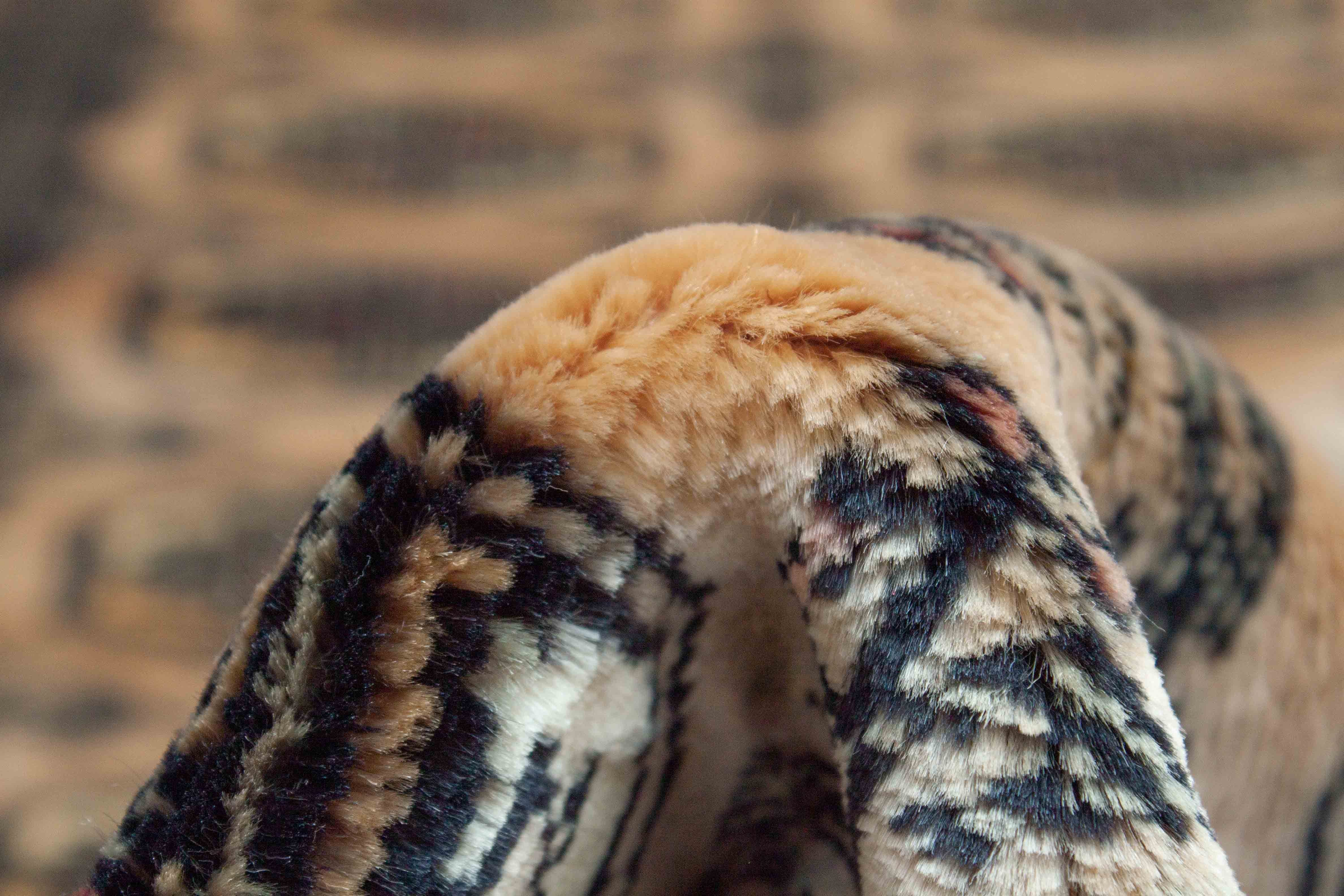 Eine Fotoaufnahme eines Buchara Teppichs.