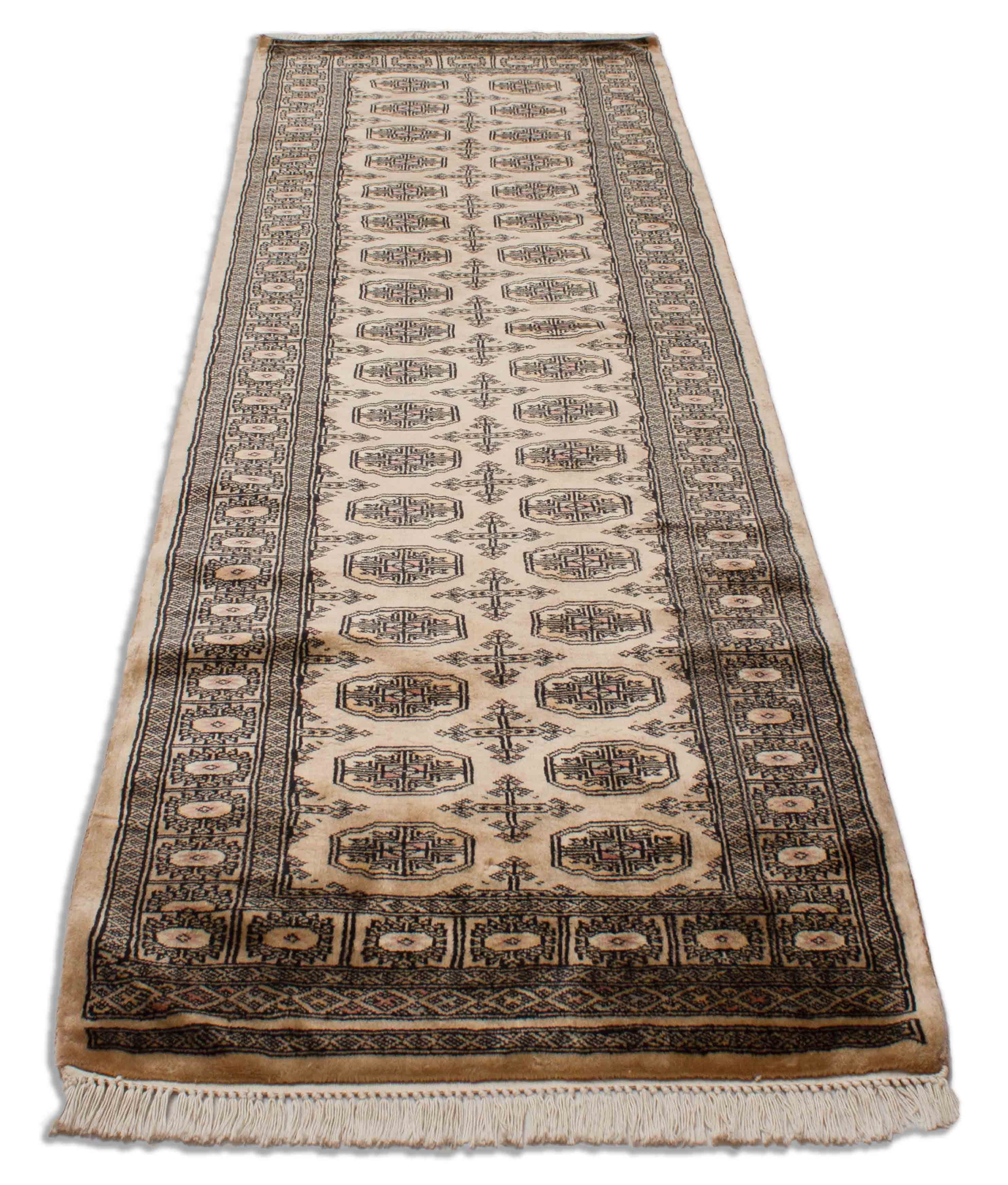 Eine Fotoaufnahme eines Buchara Teppichs.