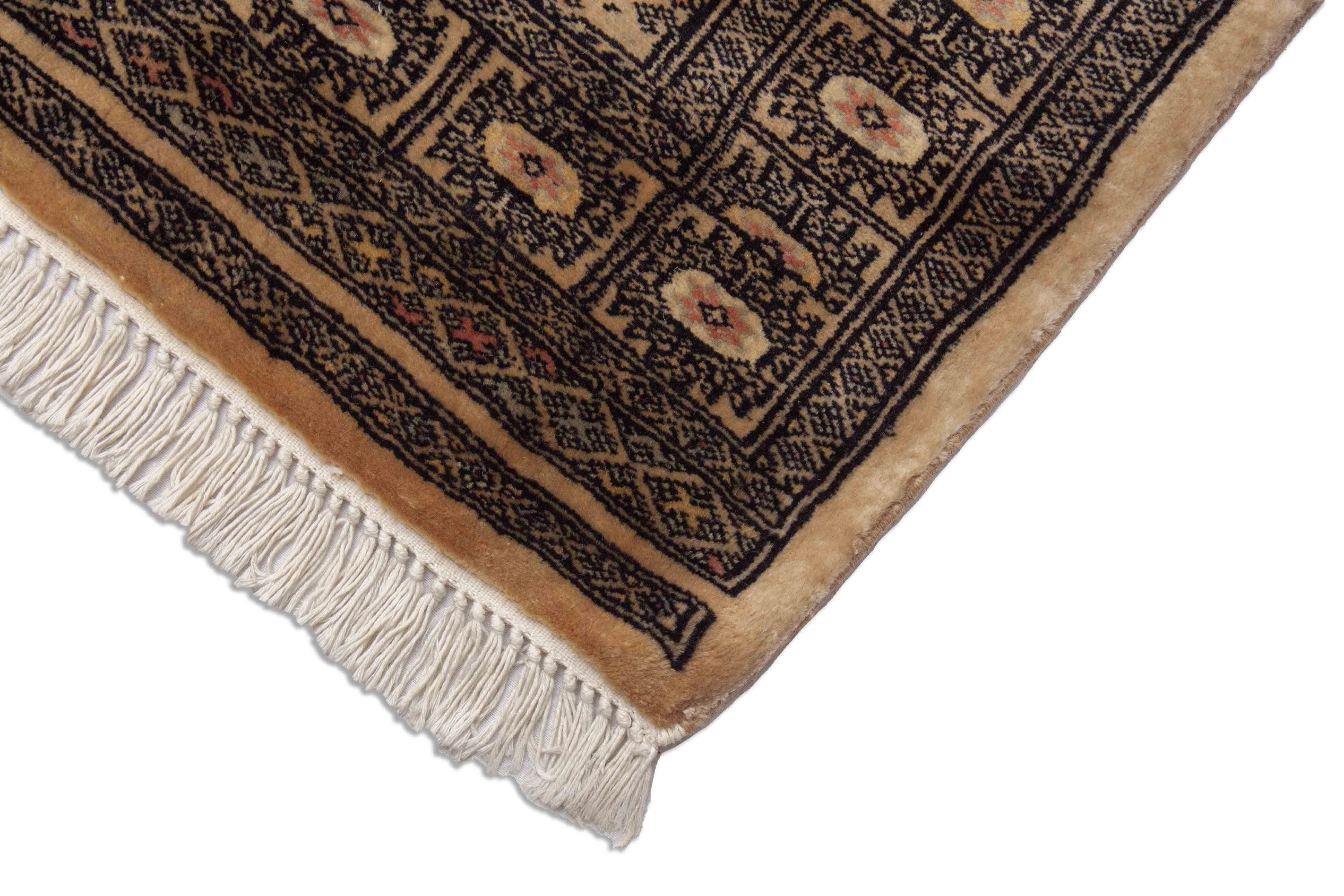 Eine Fotoaufnahme eines Buchara Teppichs.