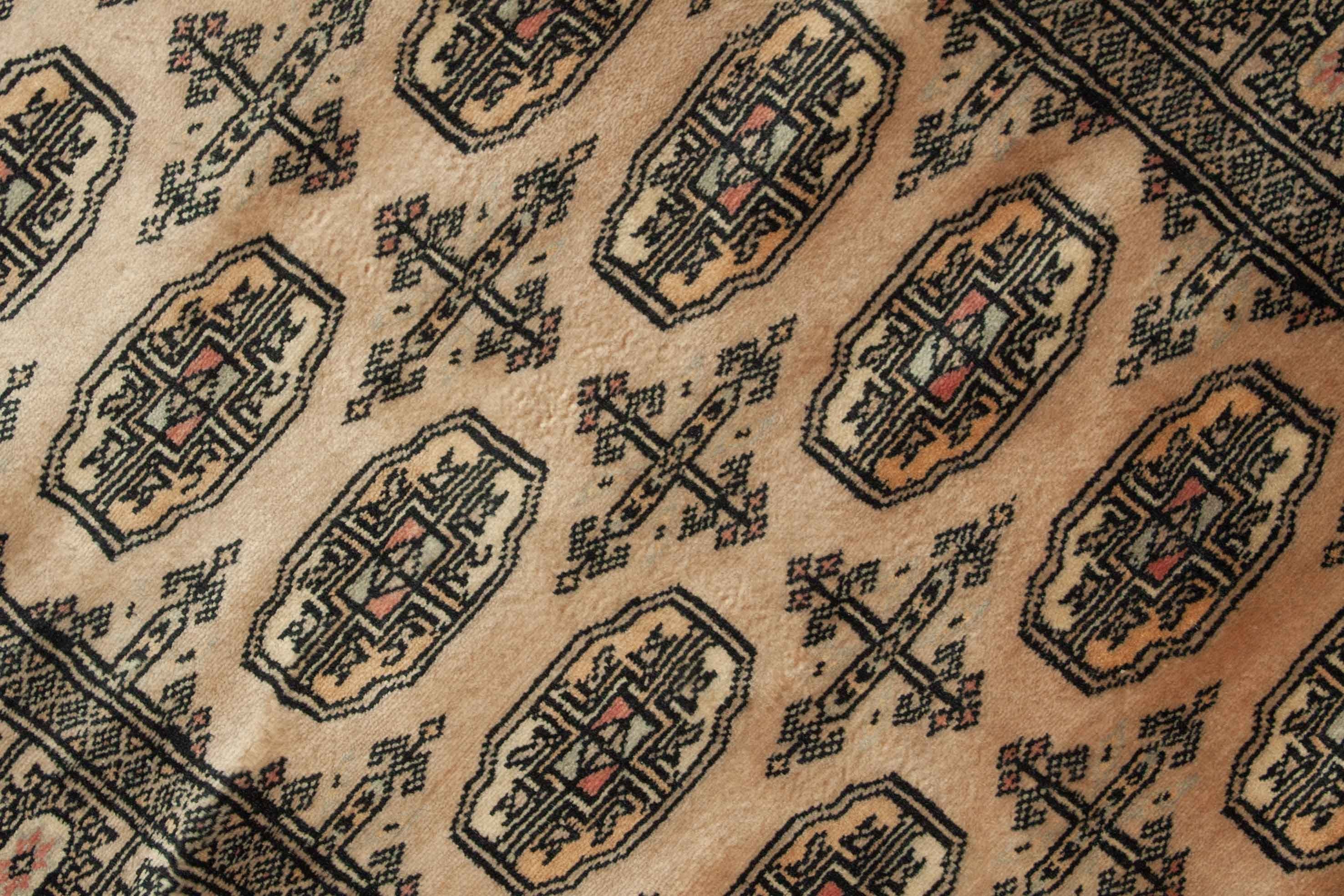 Eine Fotoaufnahme eines Buchara Teppichs.