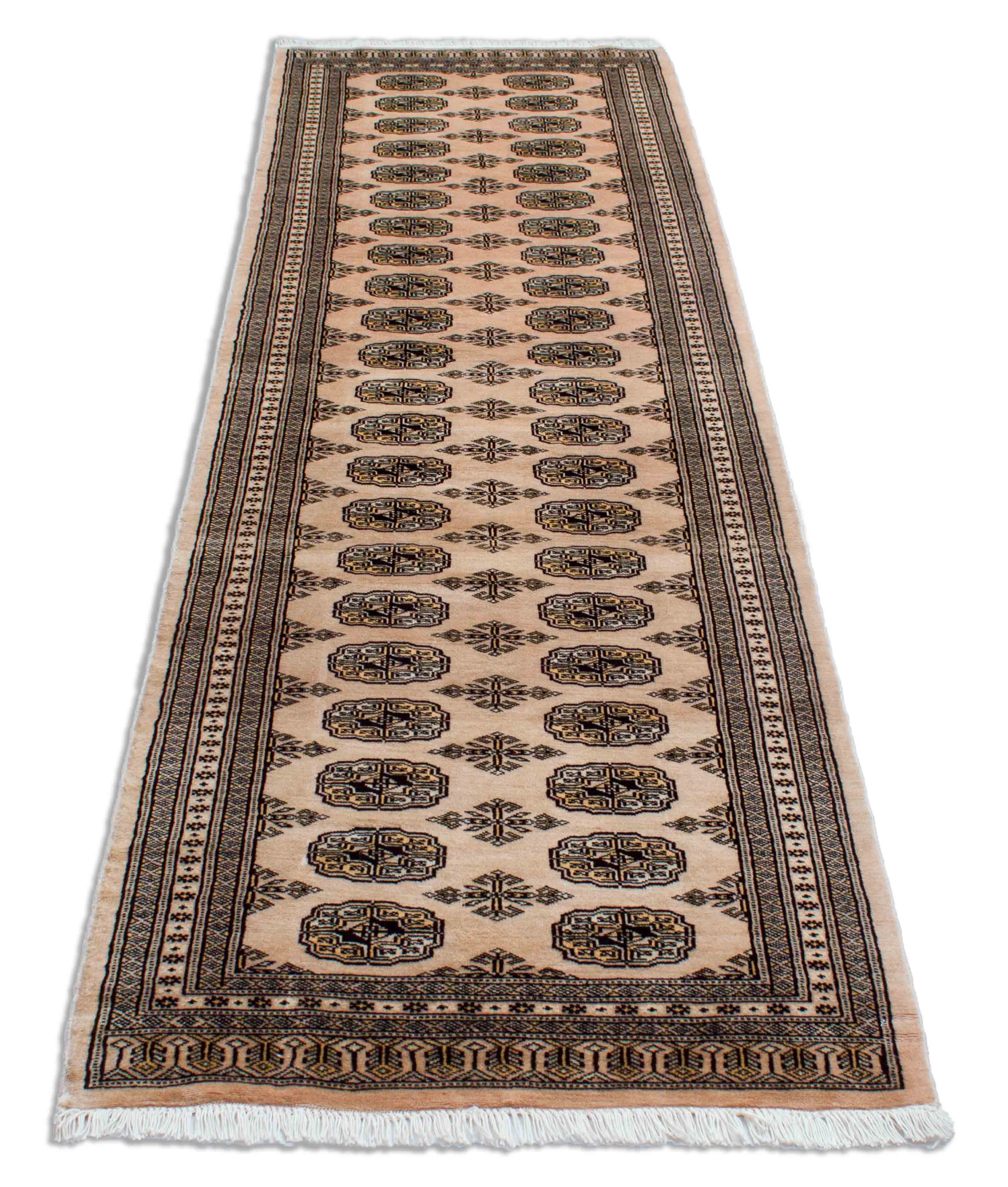 Eine Fotoaufnahme eines Buchara Teppichs.