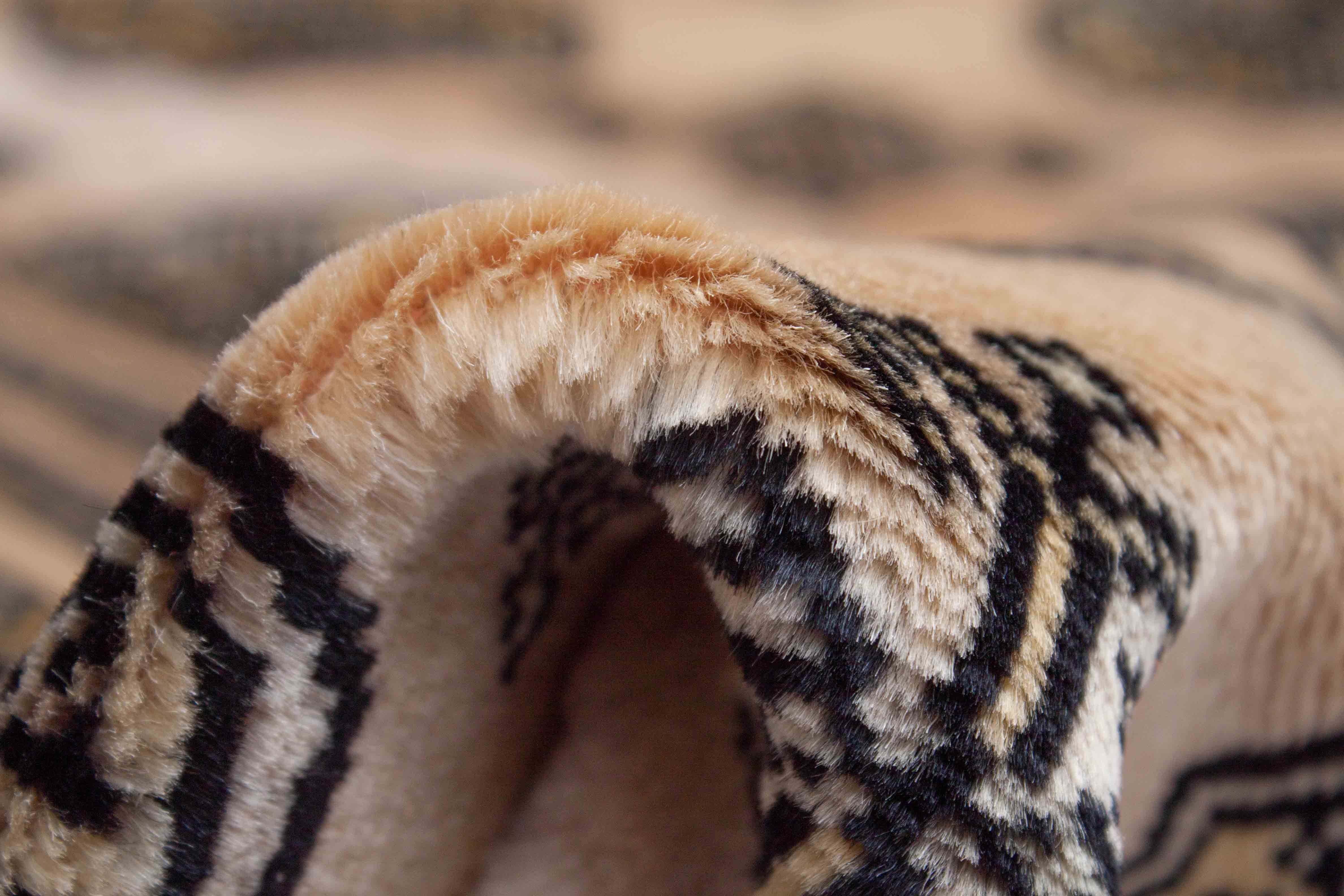 Eine Fotoaufnahme eines Buchara Teppichs.