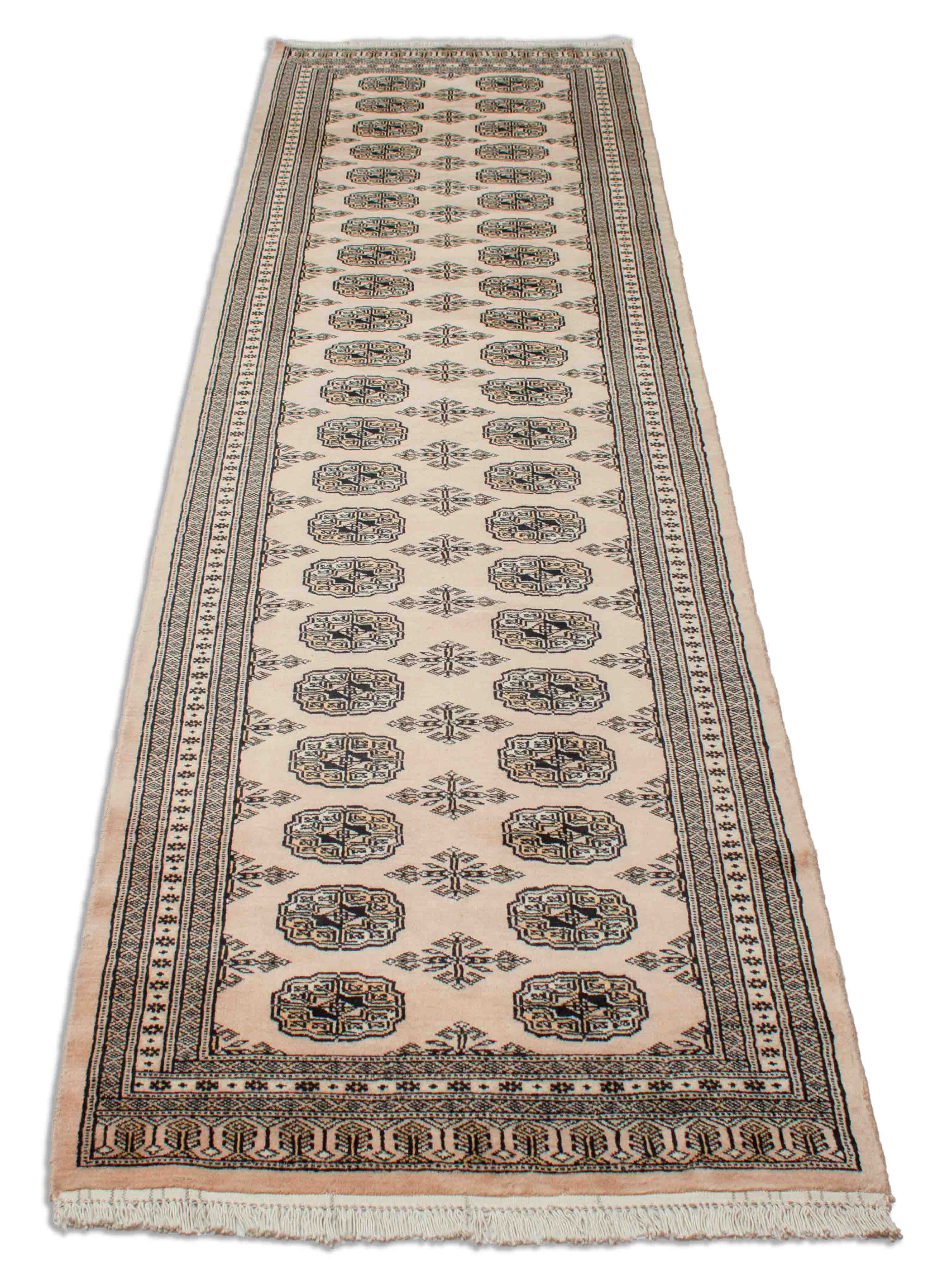 Eine Fotoaufnahme eines Buchara Teppichs.