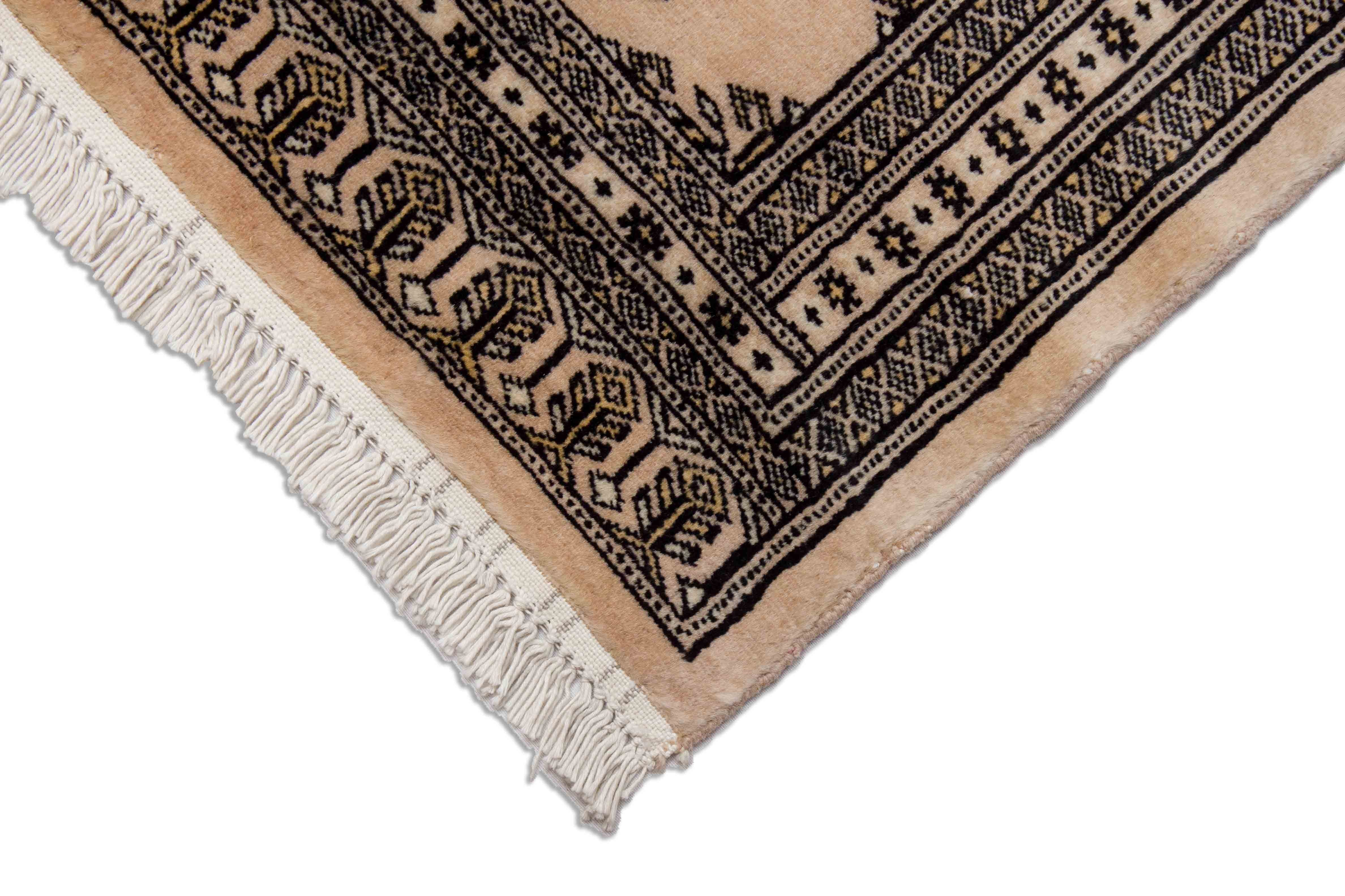 Eine Fotoaufnahme eines Buchara Teppichs.