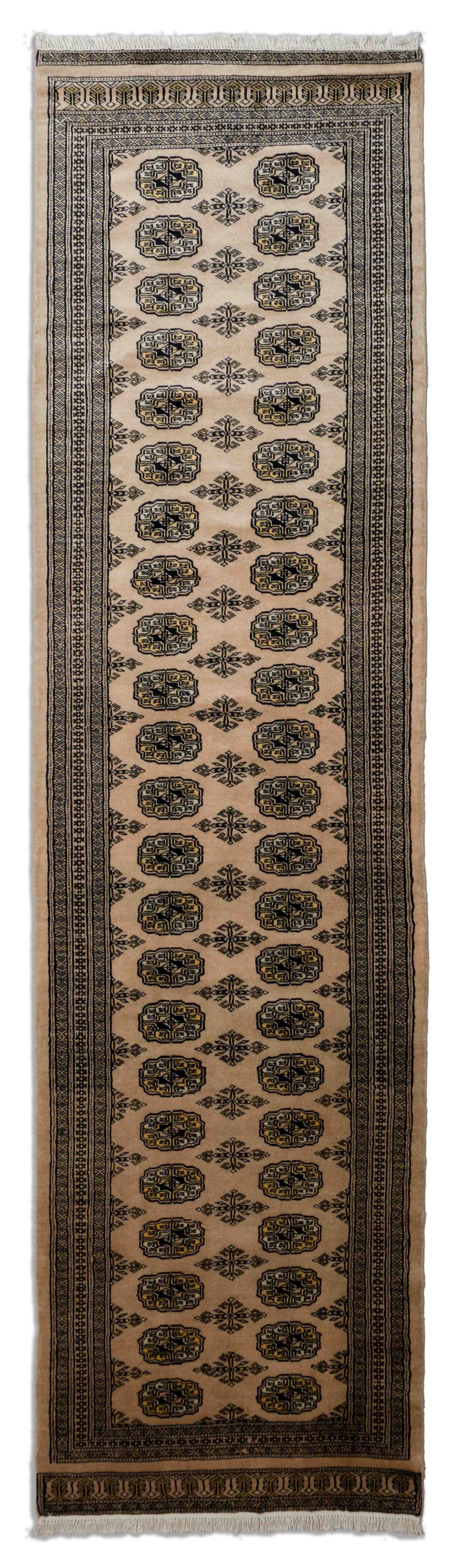 Eine Fotoaufnahme eines Buchara Teppichs.