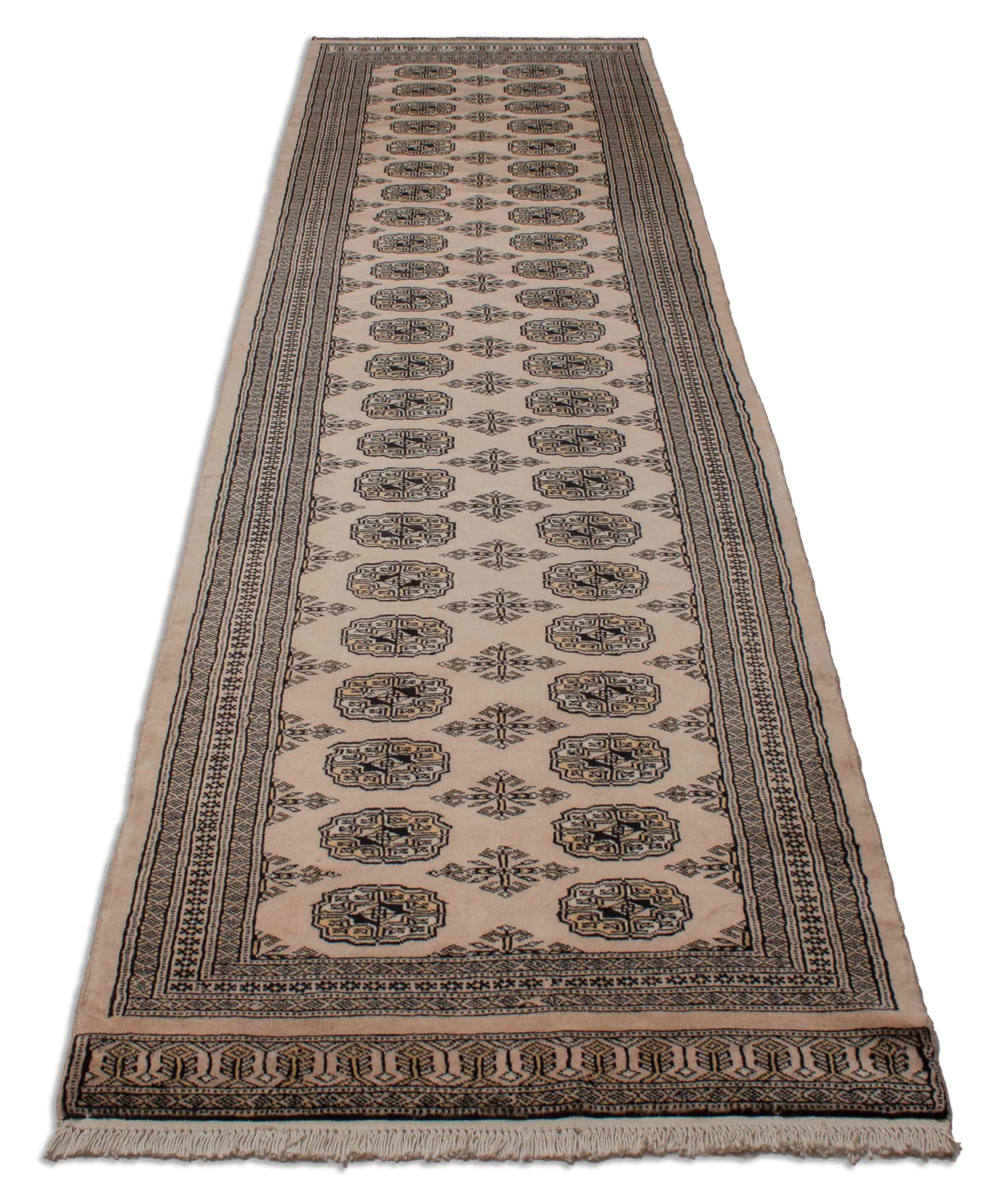 Eine Fotoaufnahme eines Buchara Teppichs.