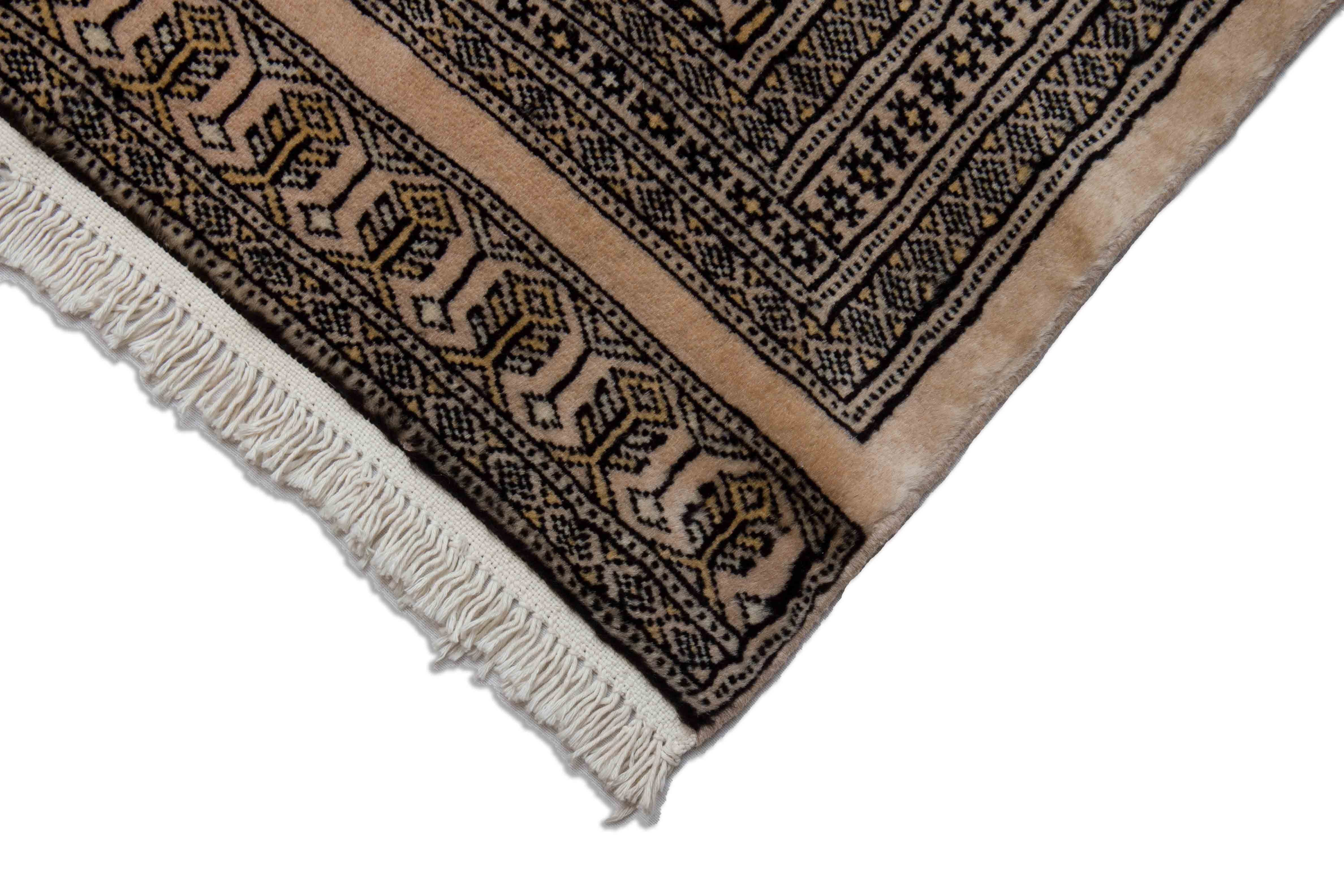 Eine Fotoaufnahme eines Buchara Teppichs.