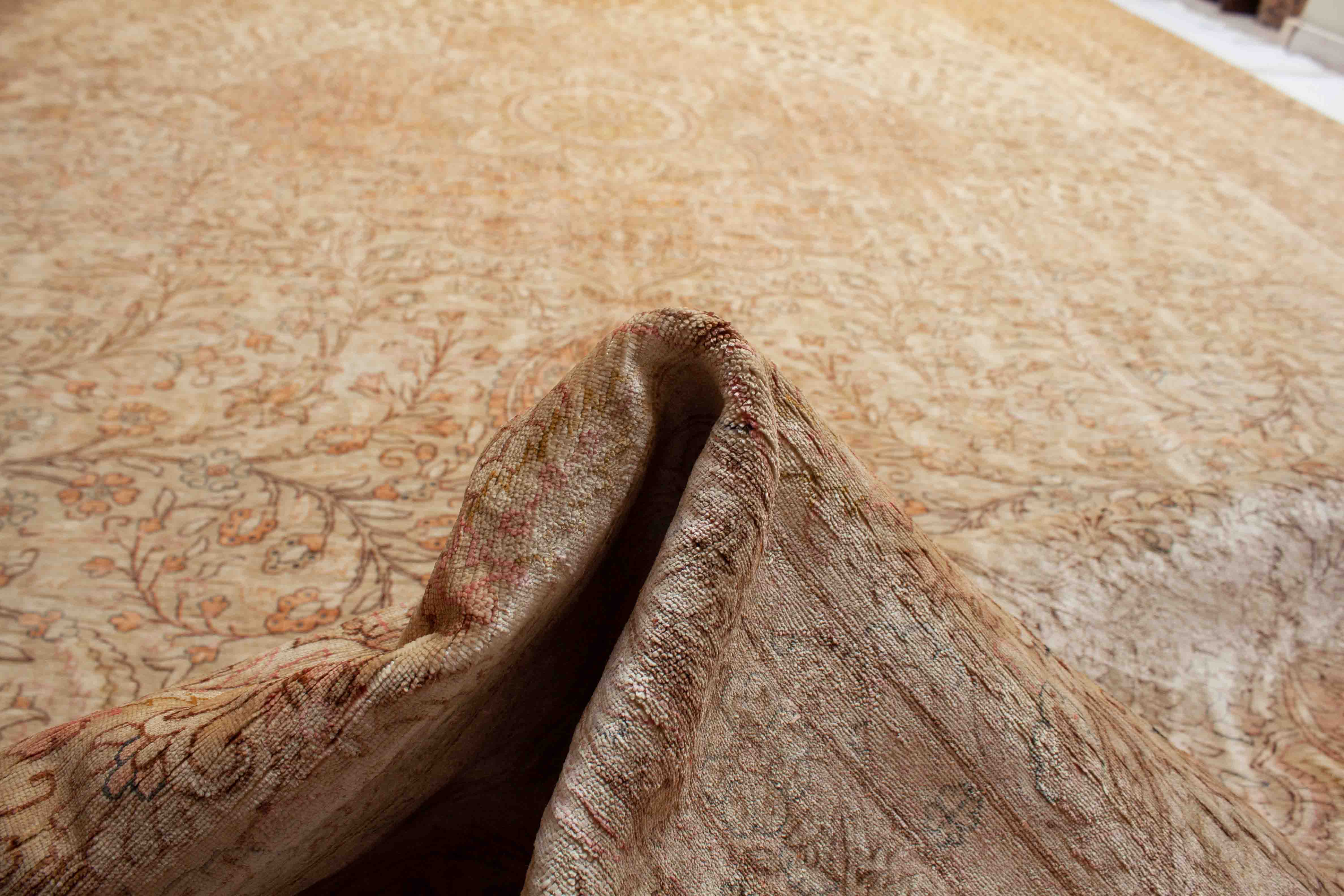 Eine Fotoaufnahme eines Hereke Teppichs.