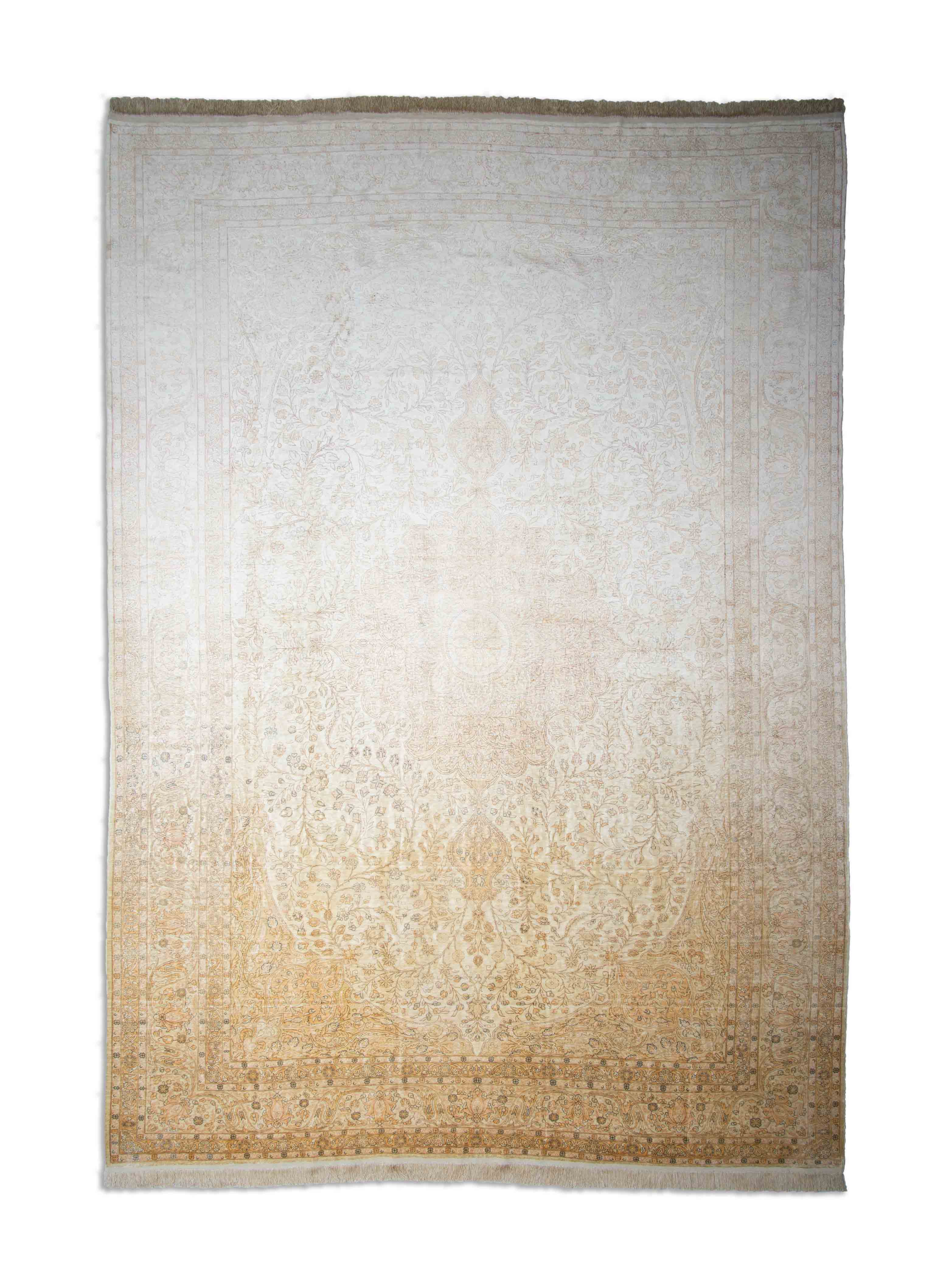 Eine Fotoaufnahme eines Hereke Teppichs.