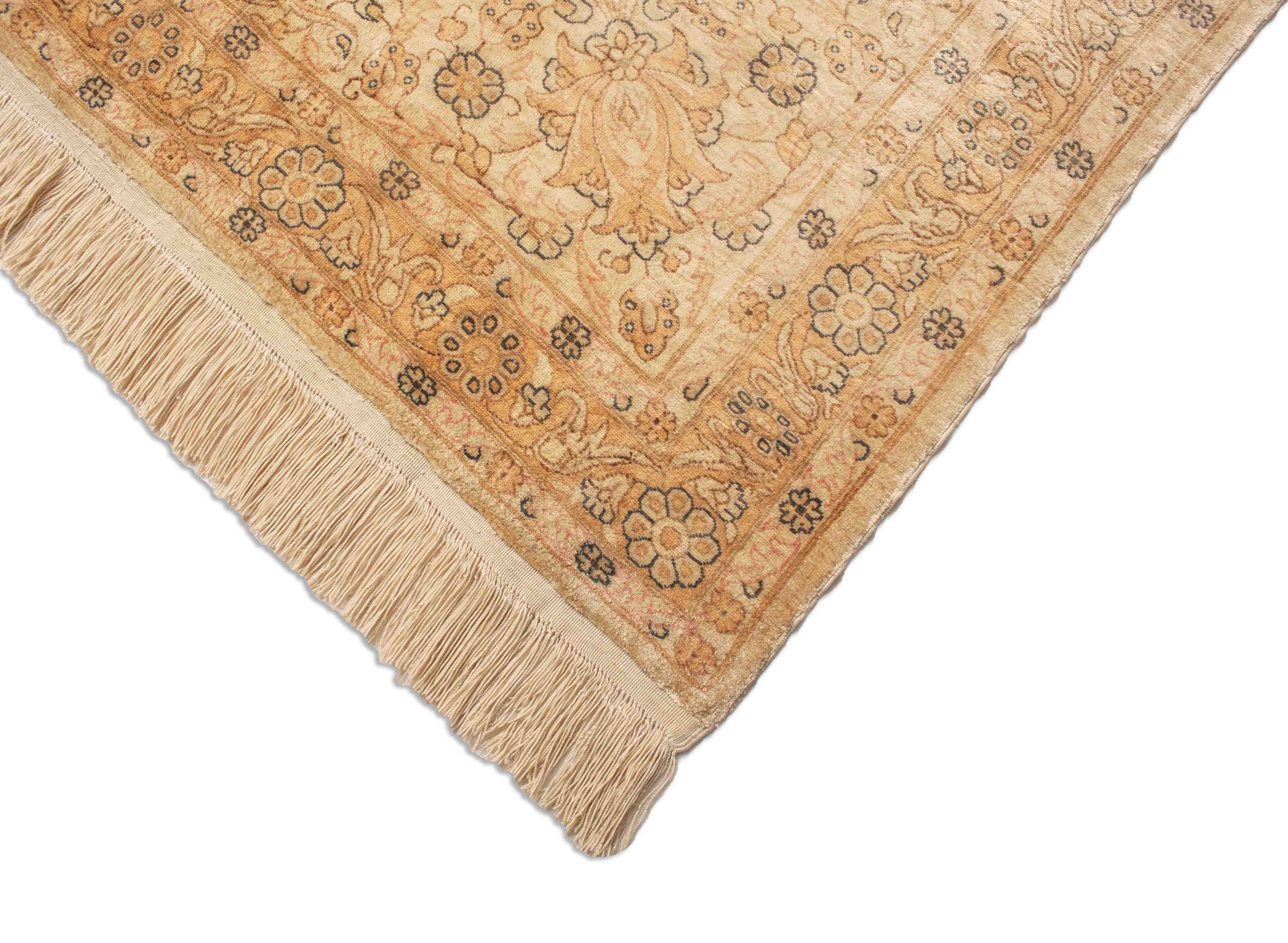 Eine Fotoaufnahme eines Hereke Teppichs.