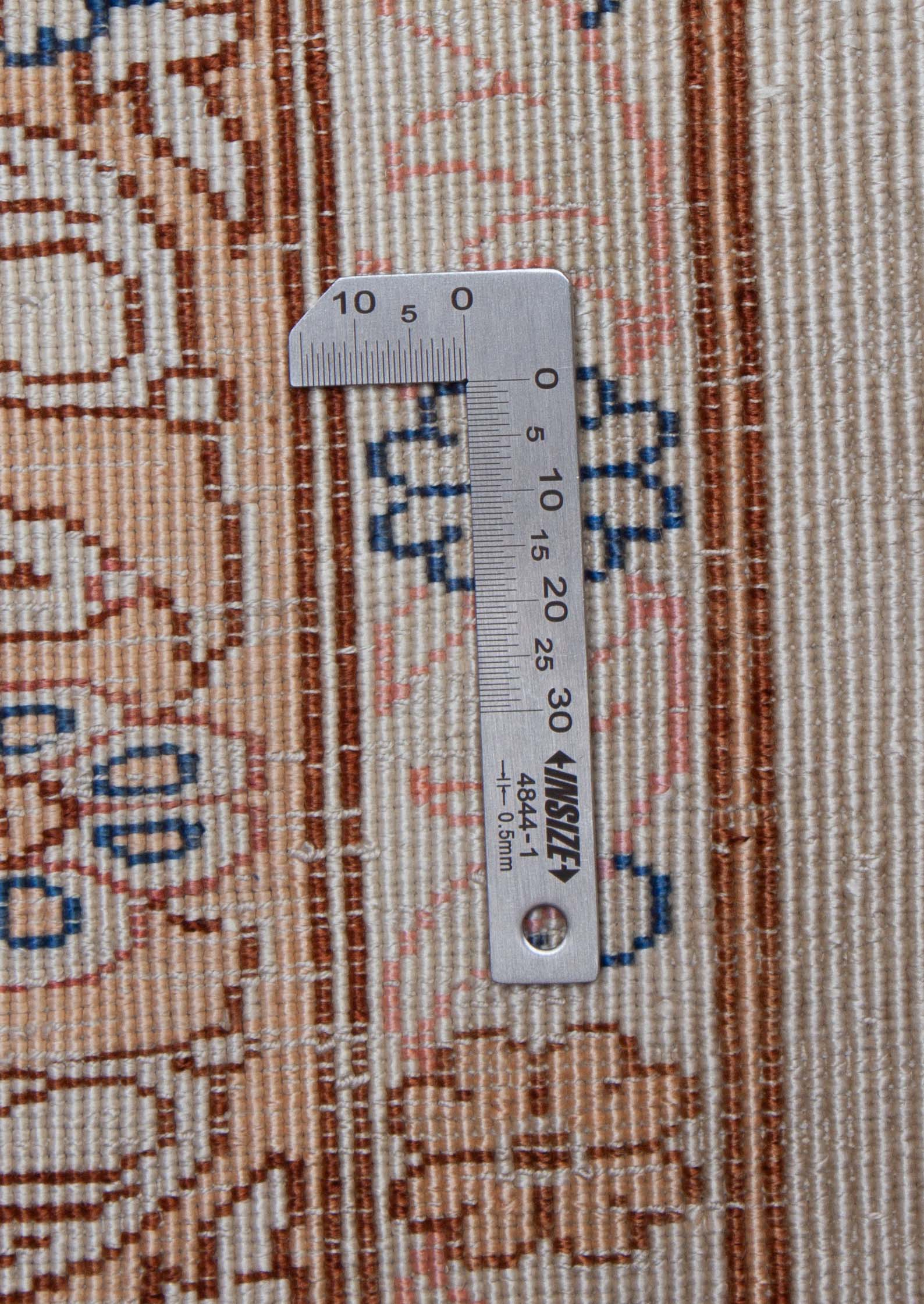 Eine Fotoaufnahme eines Hereke Teppichs.