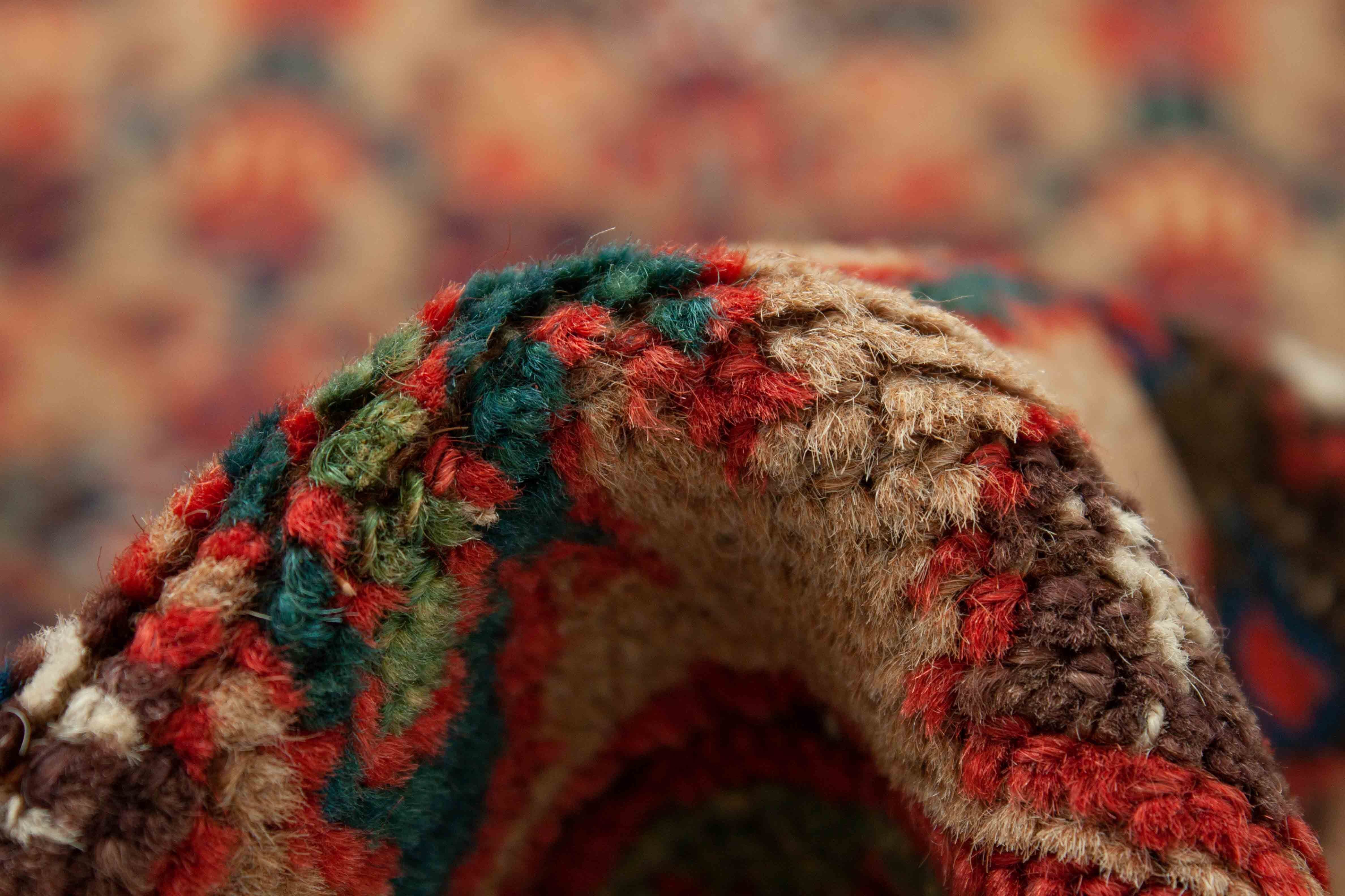 Eine Fotoaufnahme eines Hamadan Teppichs.