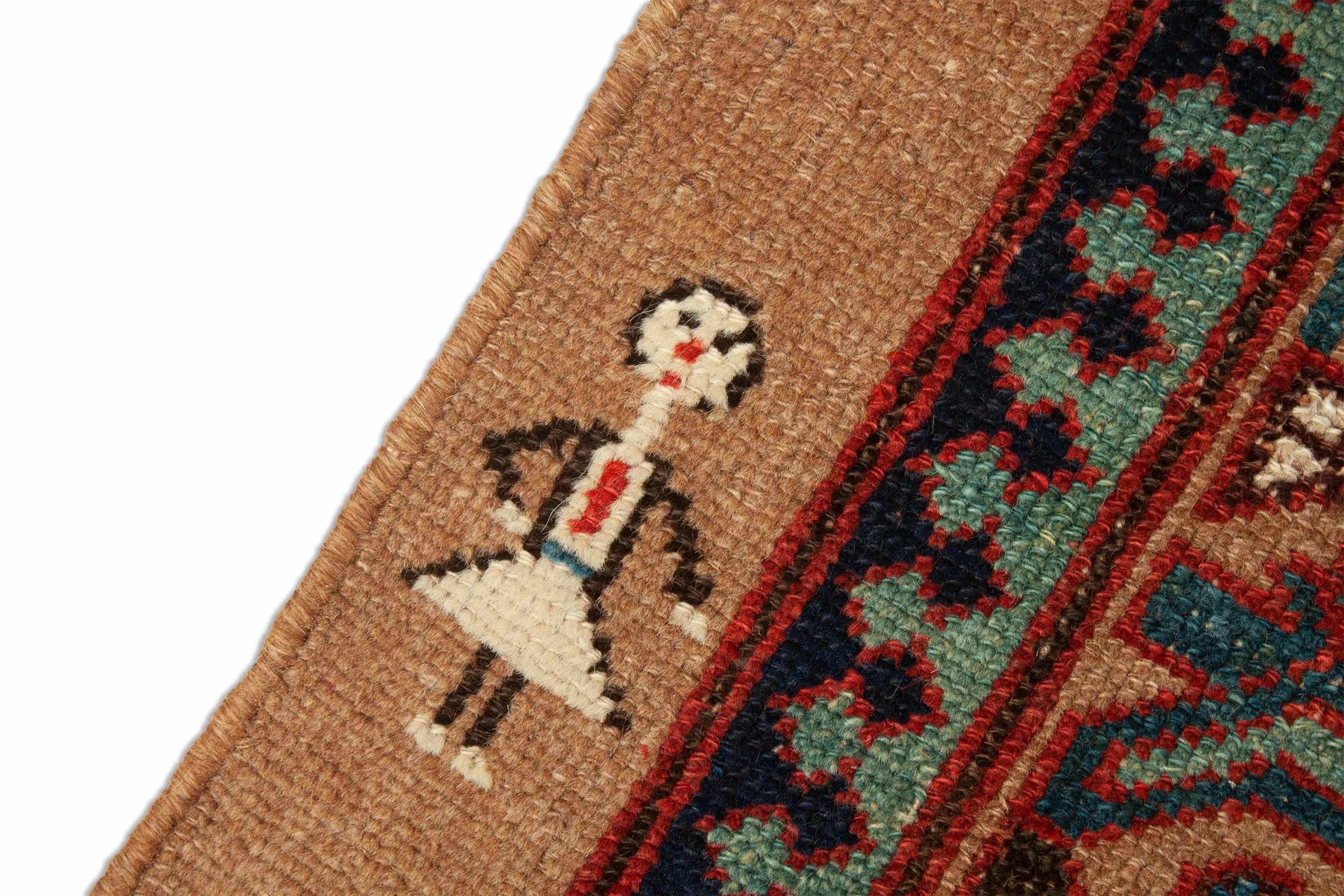 Eine Fotoaufnahme eines Hamadan Teppichs.