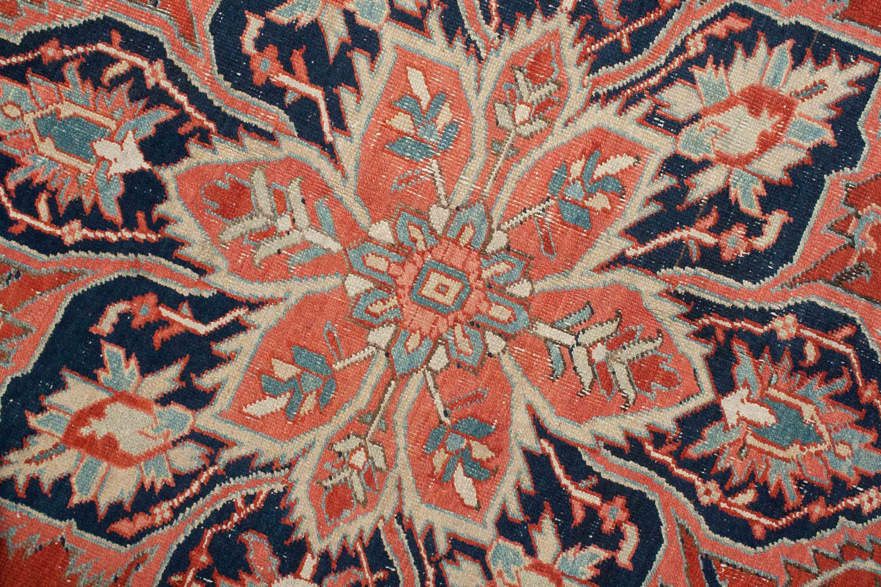 Eine Fotoaufnahme eines Heriz Teppichs.