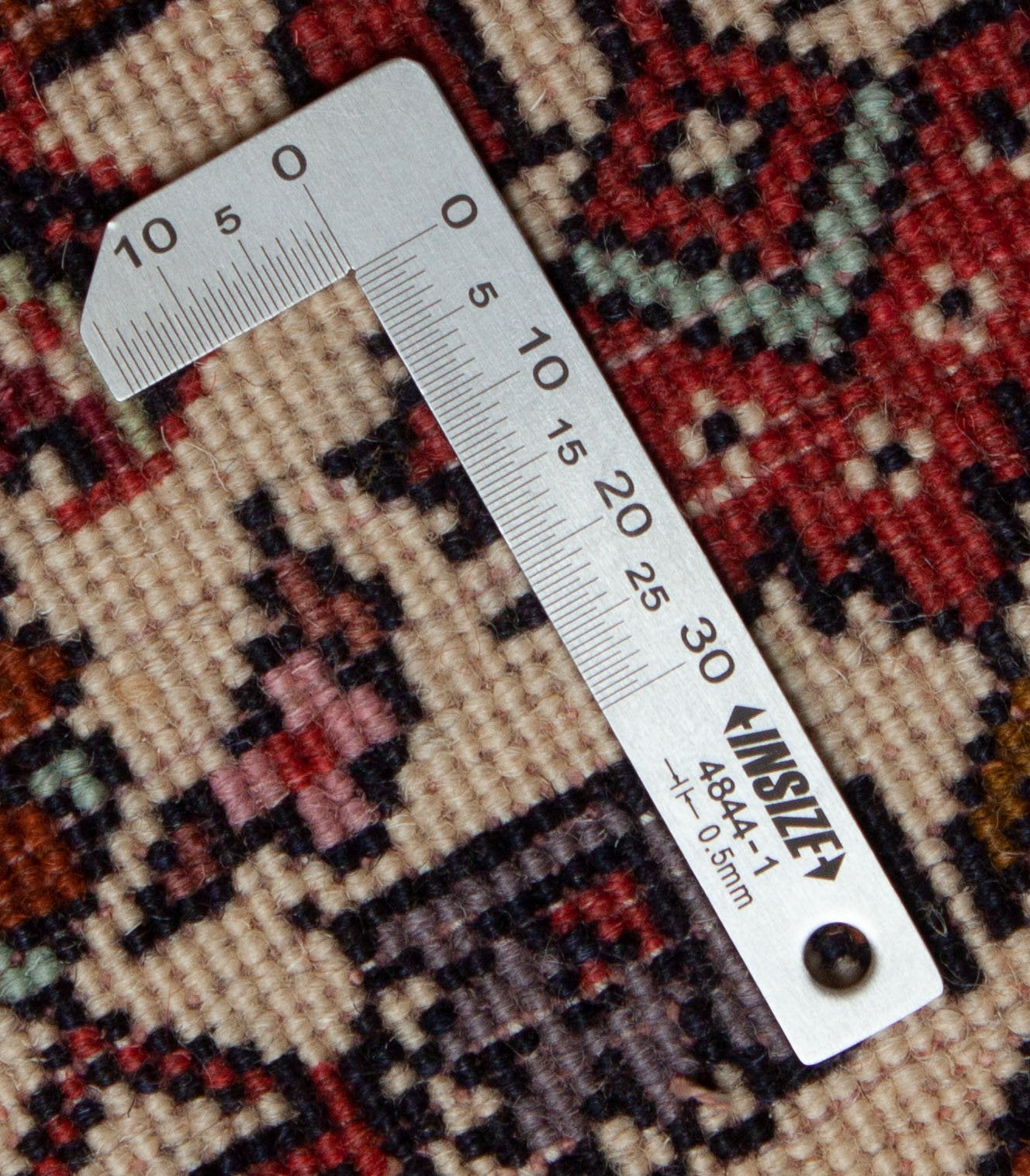 Eine Fotoaufnahme eines Bidjar Teppichs.