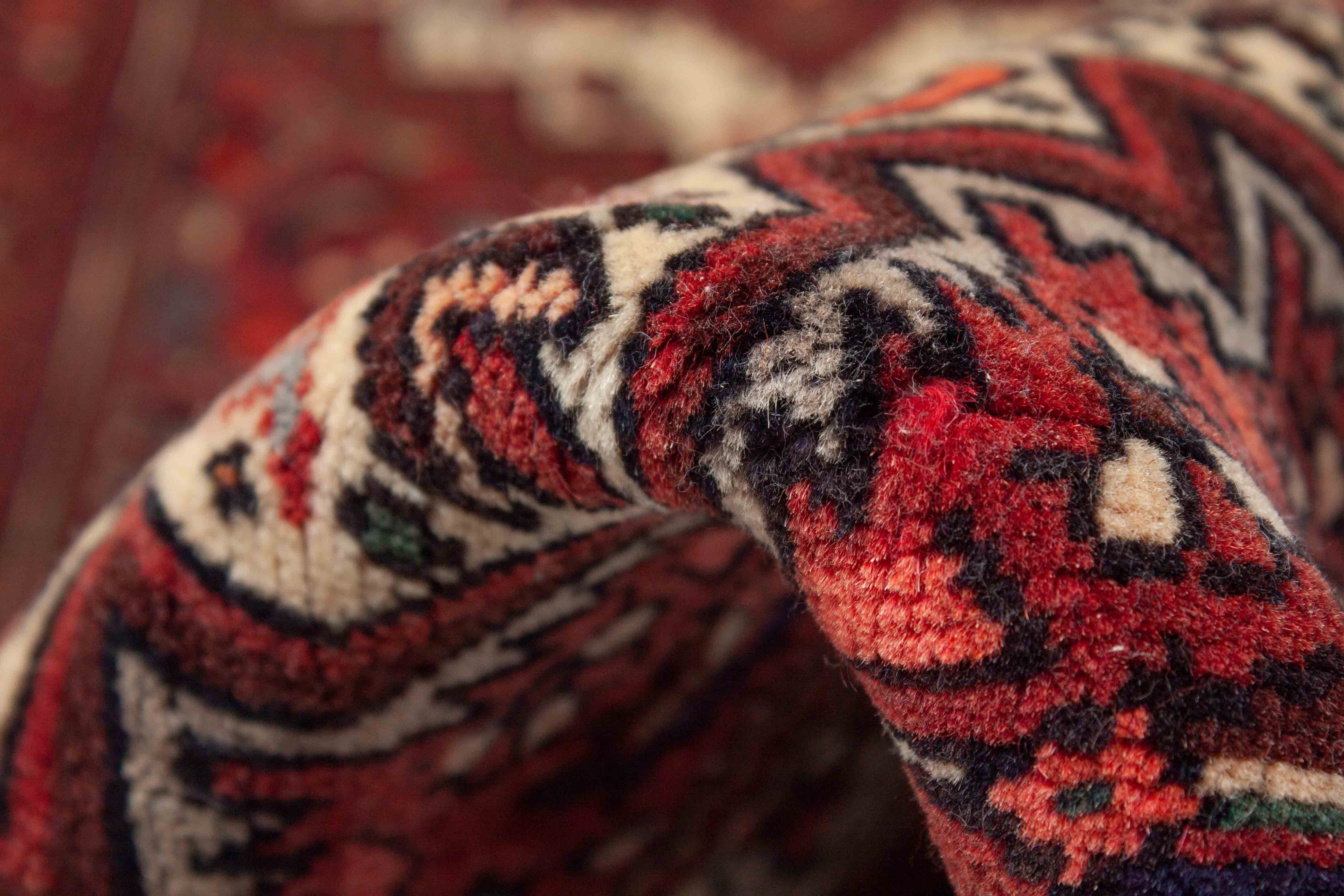 Eine Fotoaufnahme eines Goltogh Teppichs.