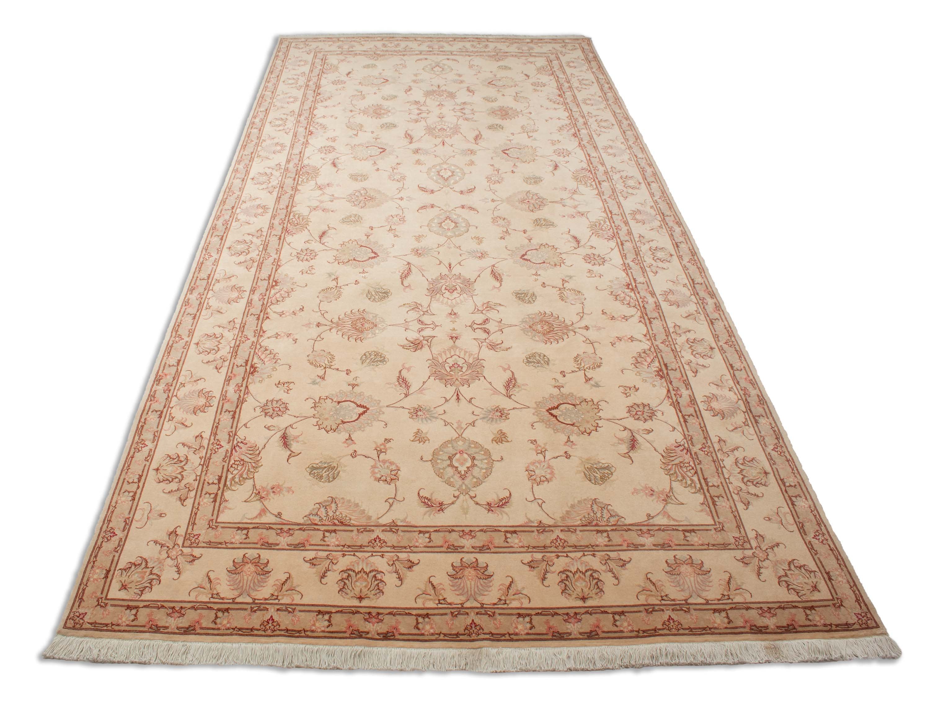 Eine Fotoaufnahme eines Täbriz Teppichs.