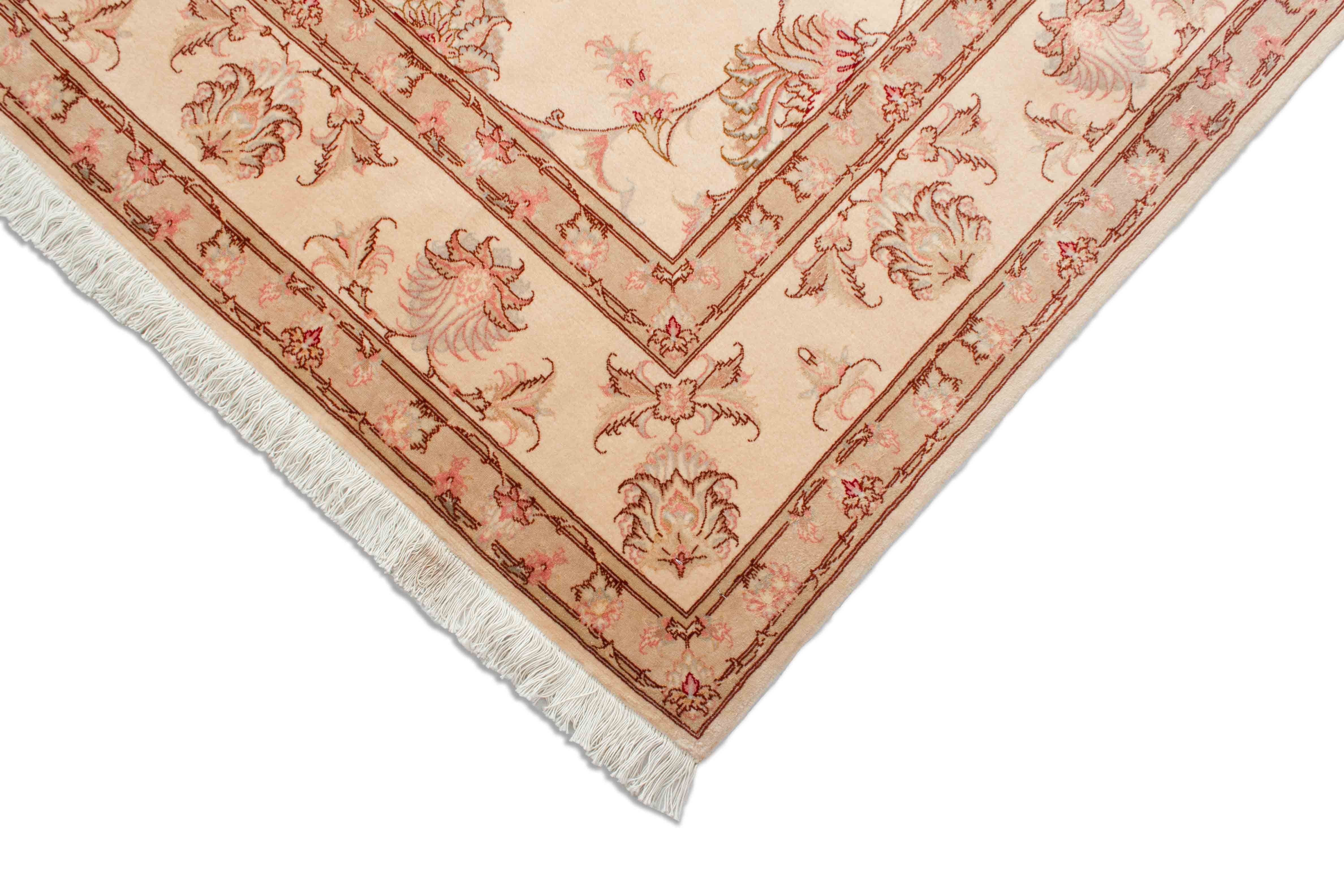 Eine Fotoaufnahme eines Täbriz Teppichs.