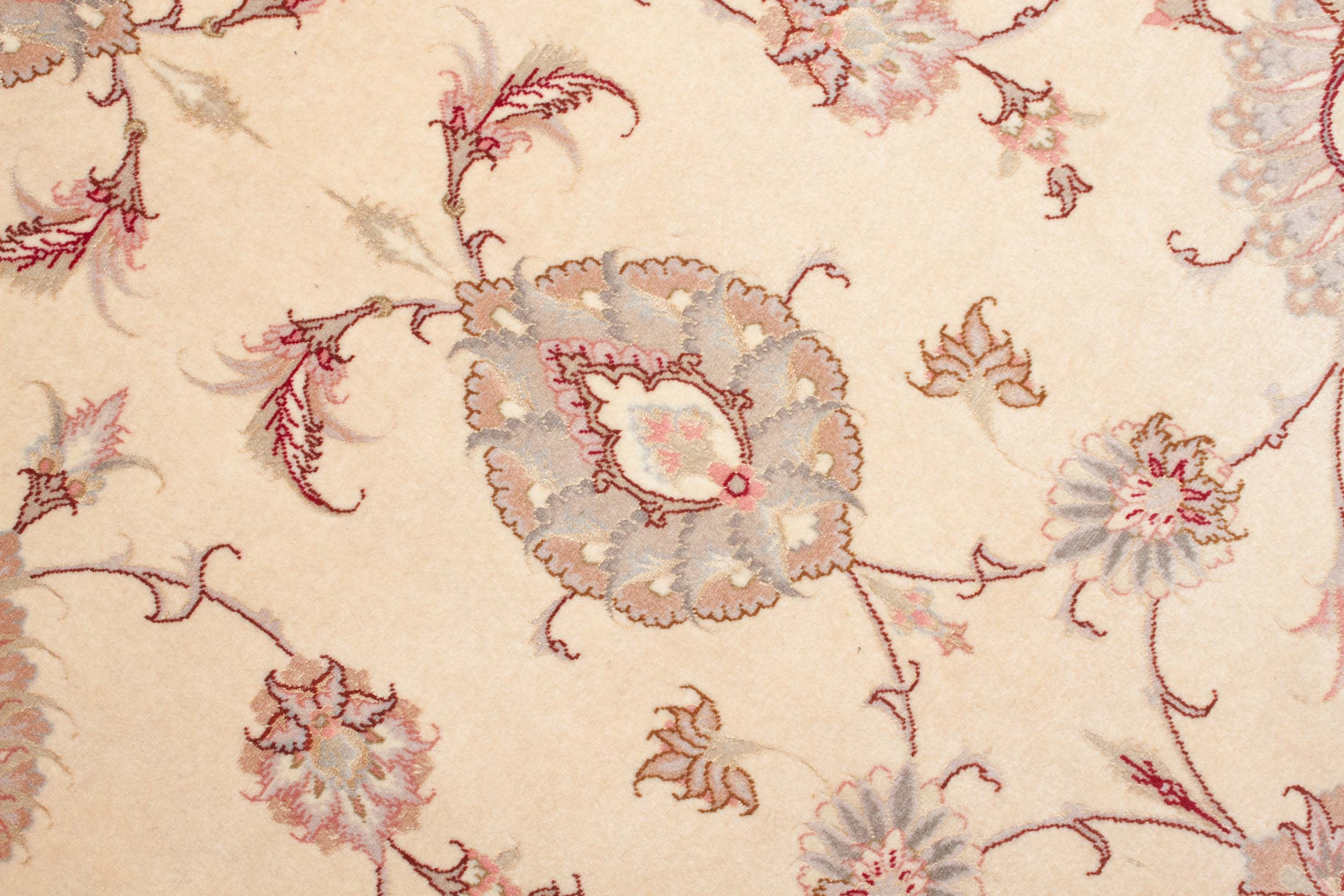 Eine Fotoaufnahme eines Täbriz Teppichs.