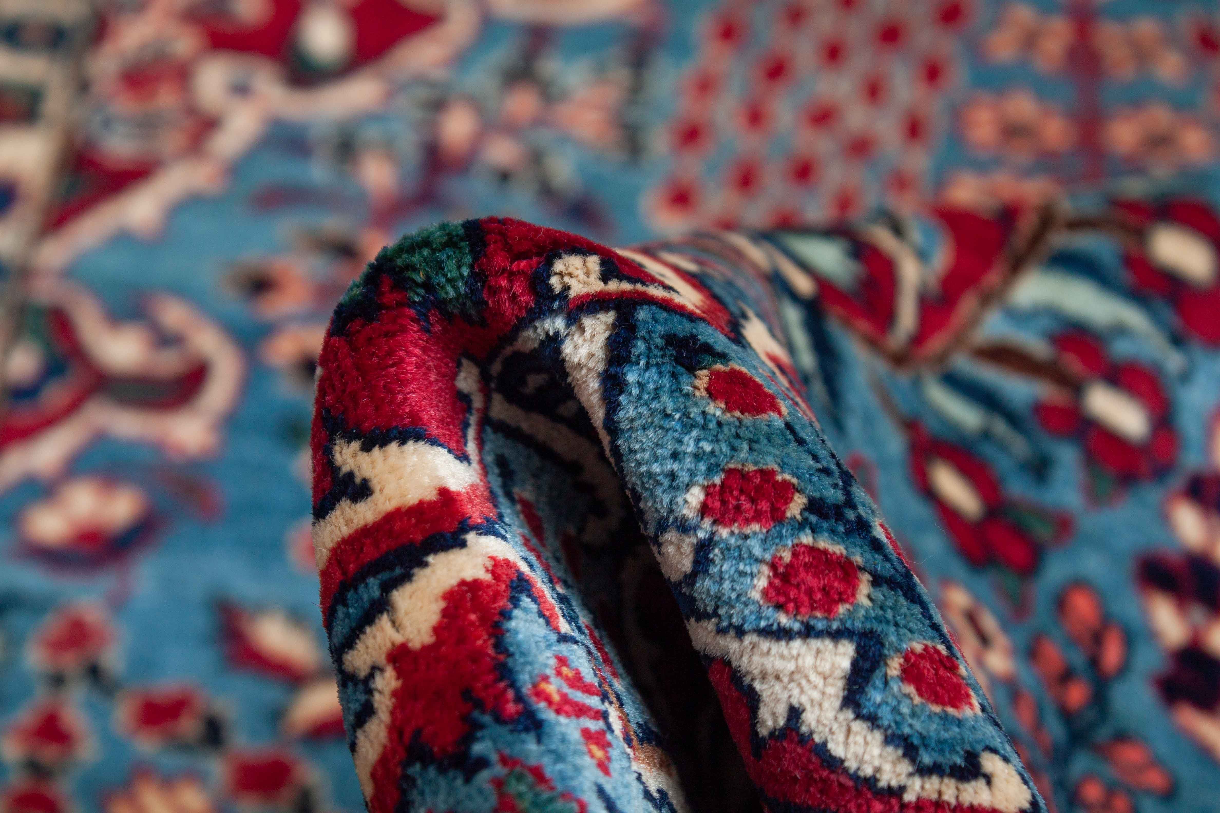 Alter Nain Teppich in hellblau, dunkelrot und 86 cm x 68 cm groß