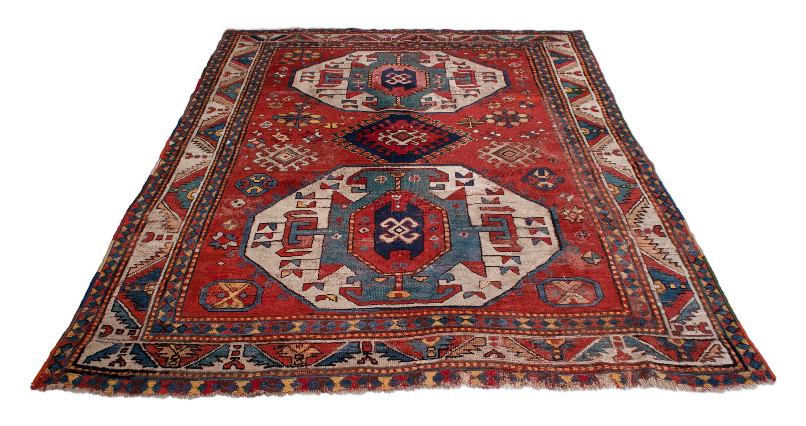 Antiker Kazak Teppich in hellrot, beige und 212 cm x 178 cm groß